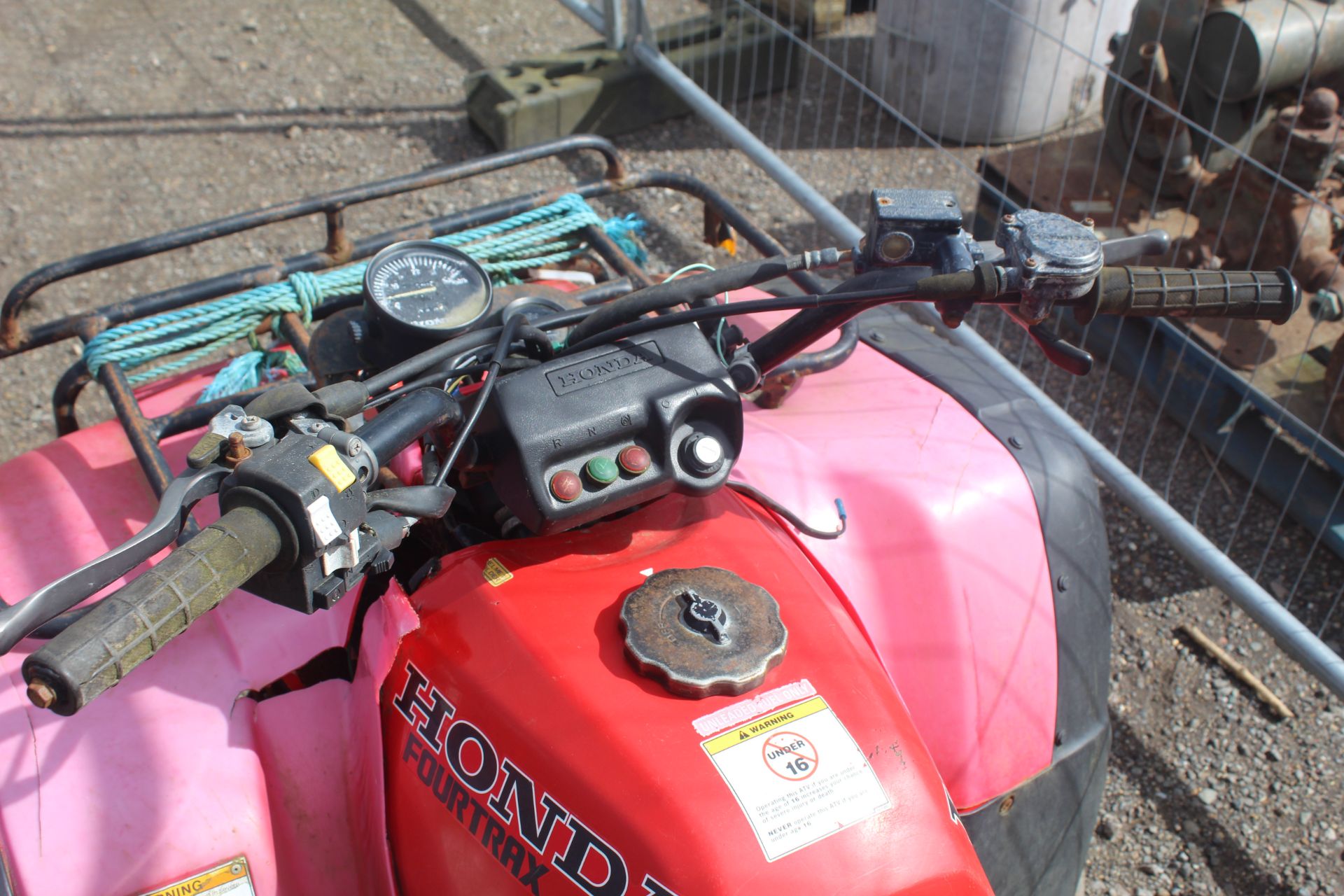 Honda Fourtrax 2WD quad bike. For spares or repair. V - Image 10 of 18