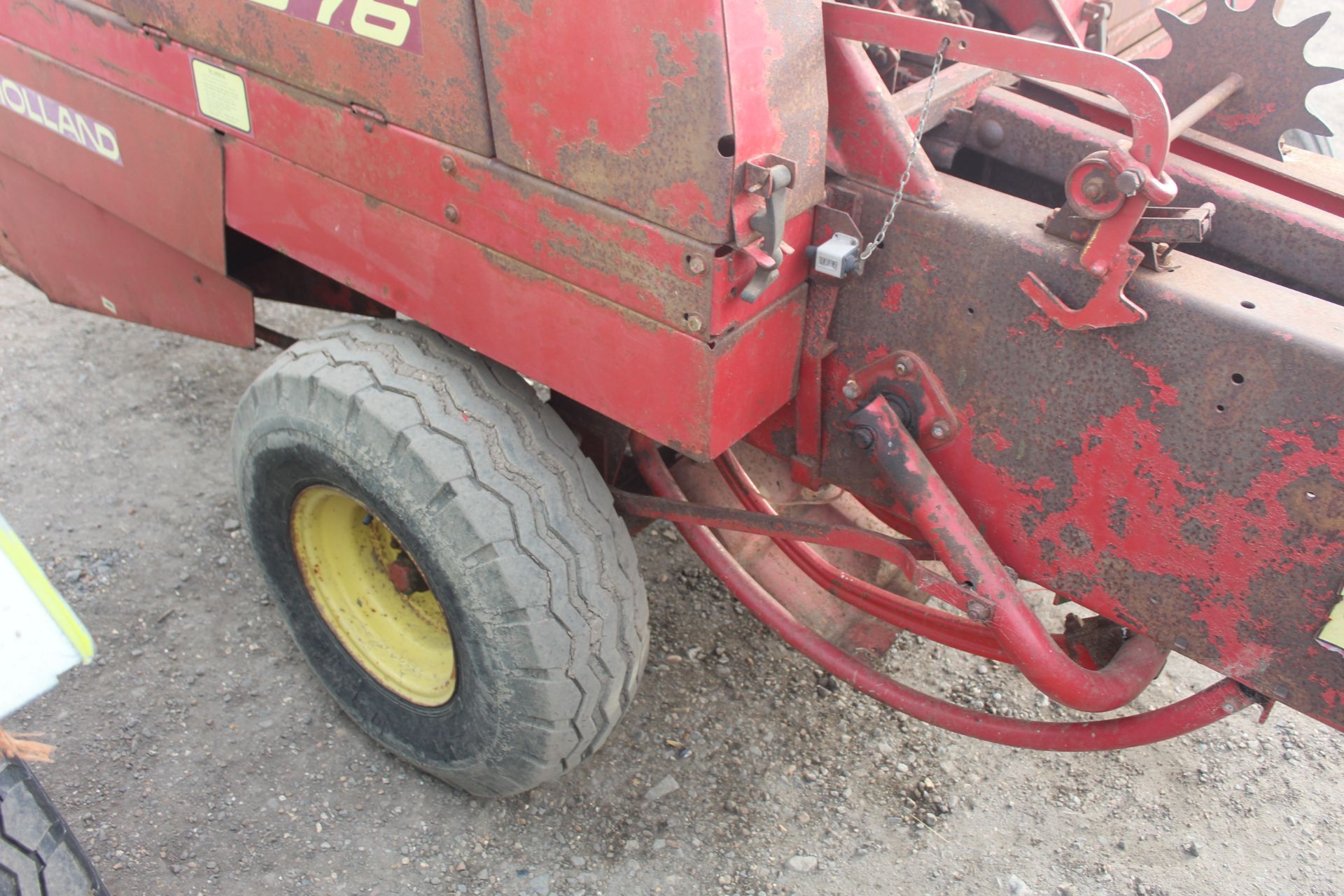 New Holland 376 conventional baler. From a Local Deceased Estate. Manual held. - Image 19 of 22