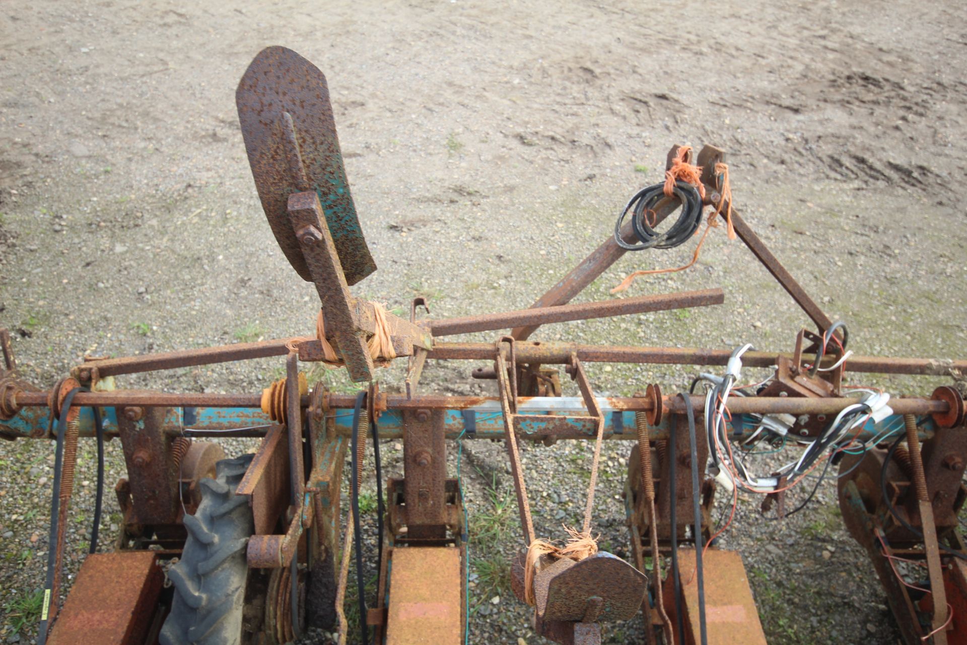 Six row beet drill. For spares/ reapir. V - Bild 7 aus 12