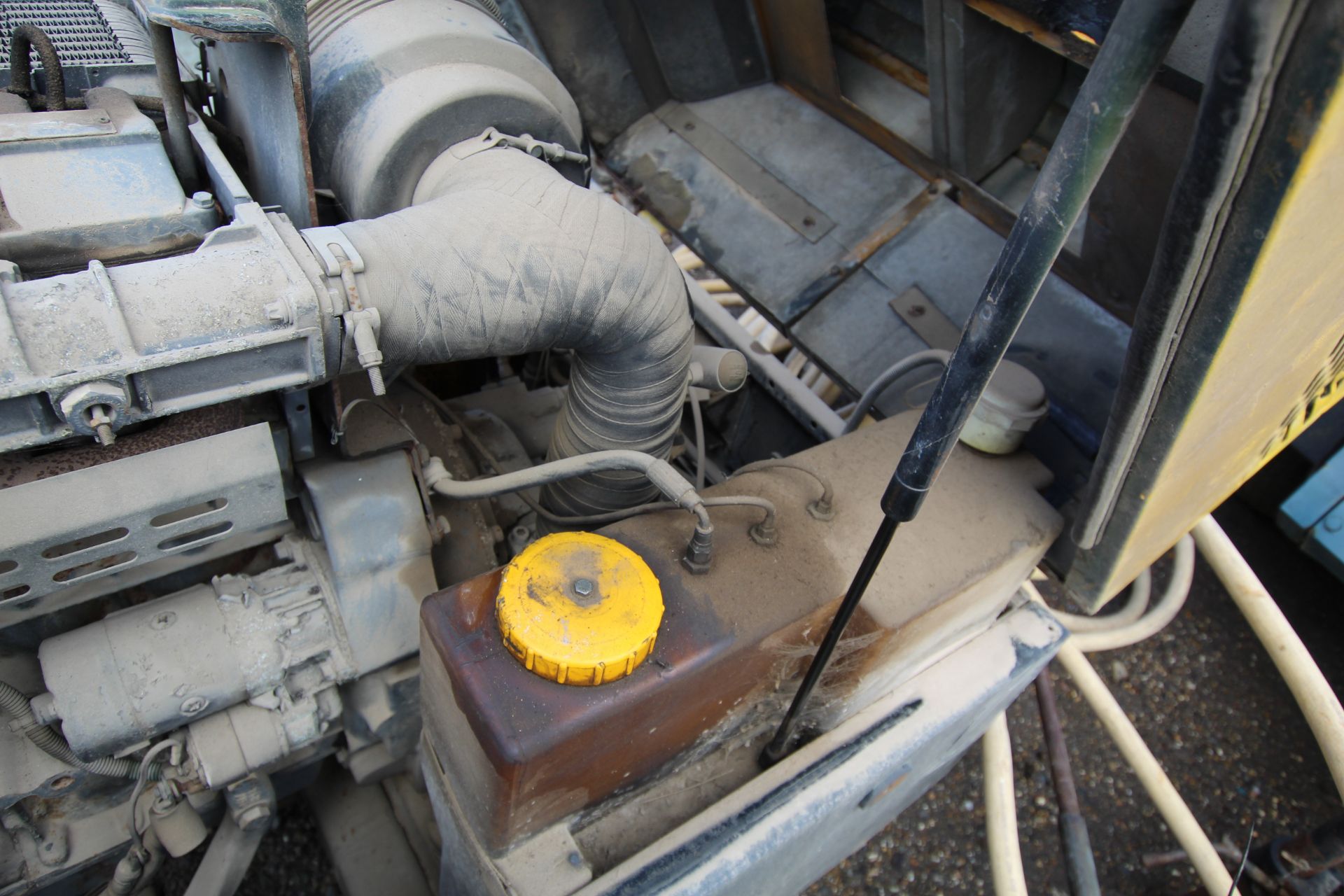 Road tow compressor. With pipes, lance and breaker - Image 28 of 28
