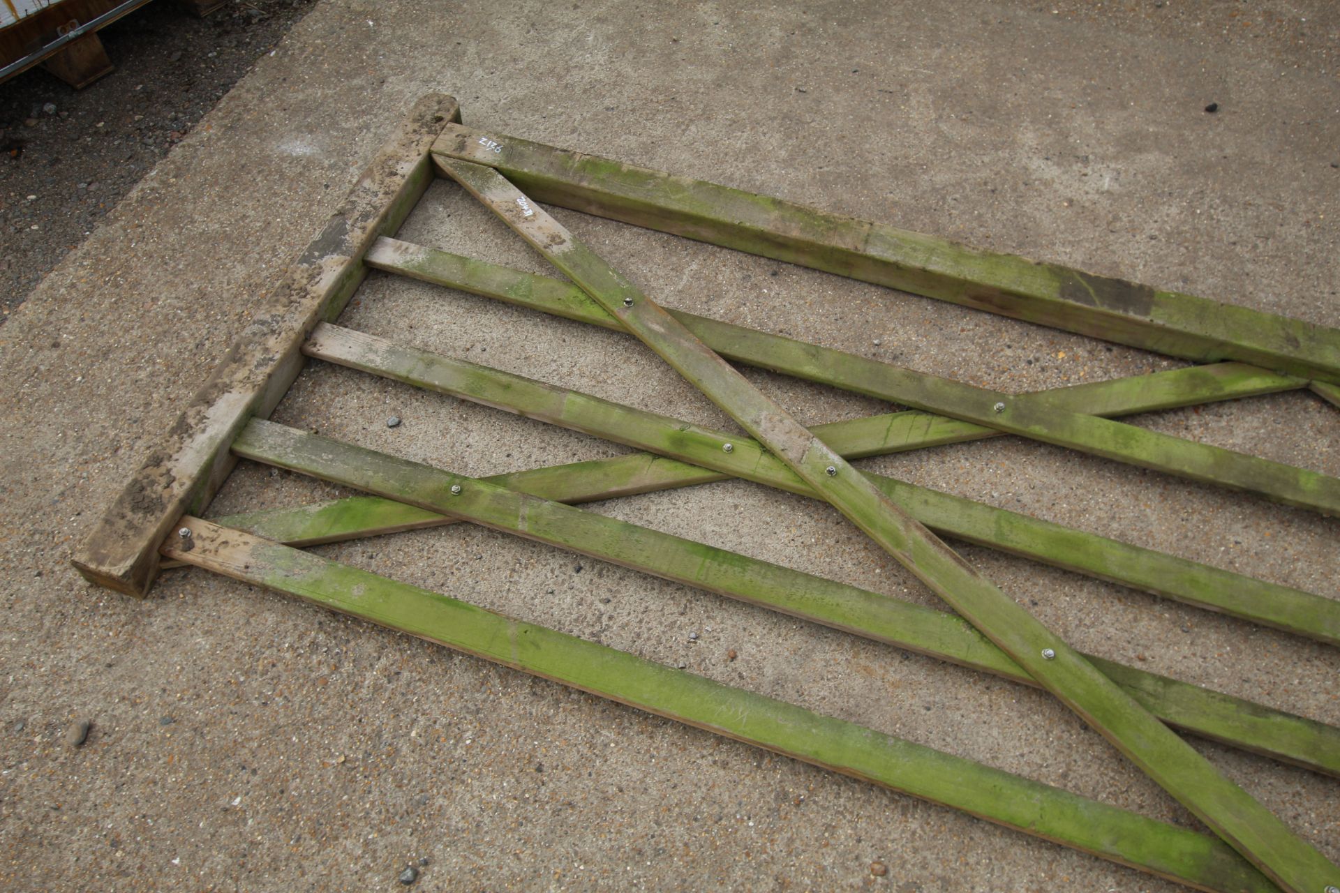 3.6m unused wooden gate. - Image 2 of 5