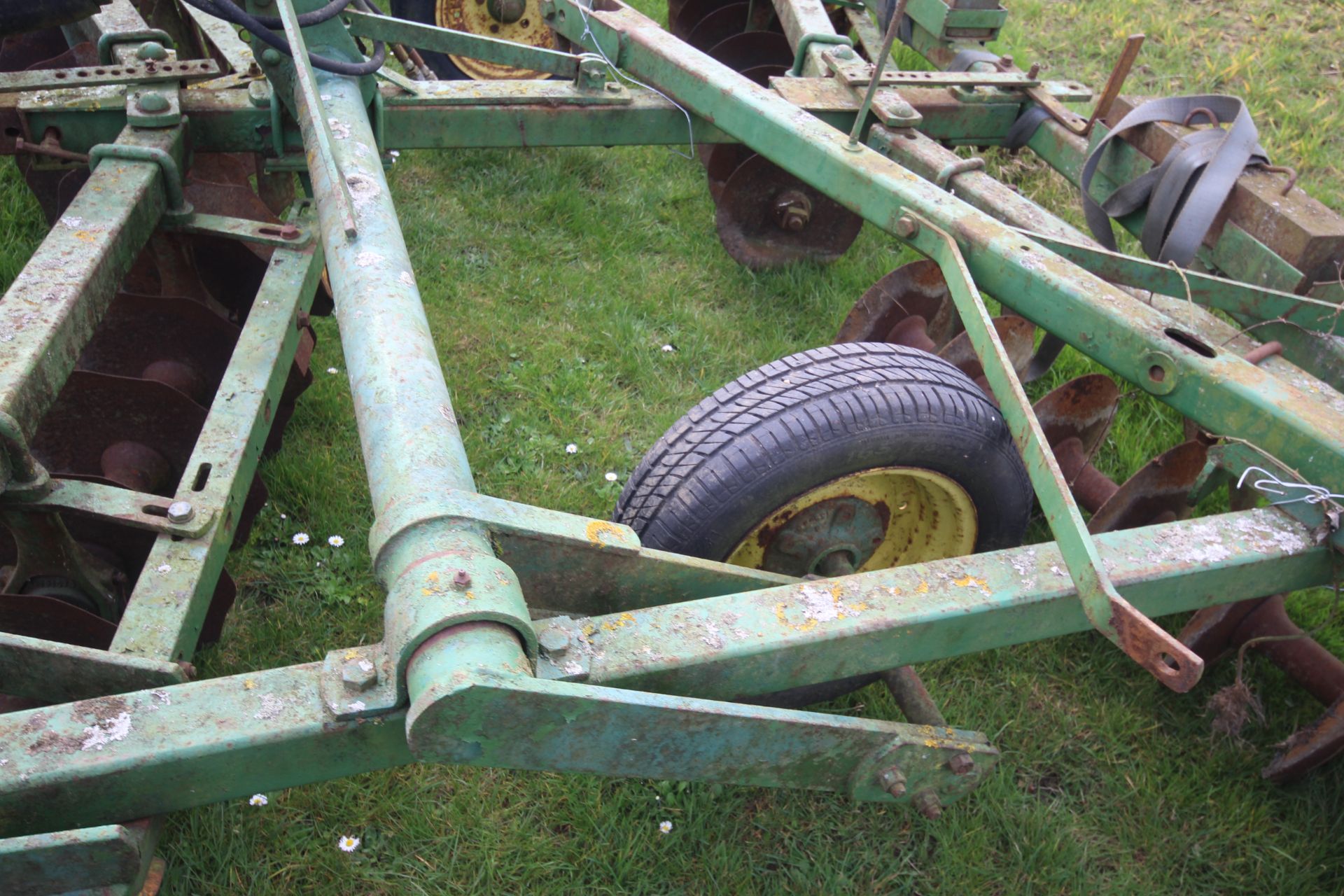 John Deere 3.5m trailed discs. For sale due to retirement. V - Image 6 of 15