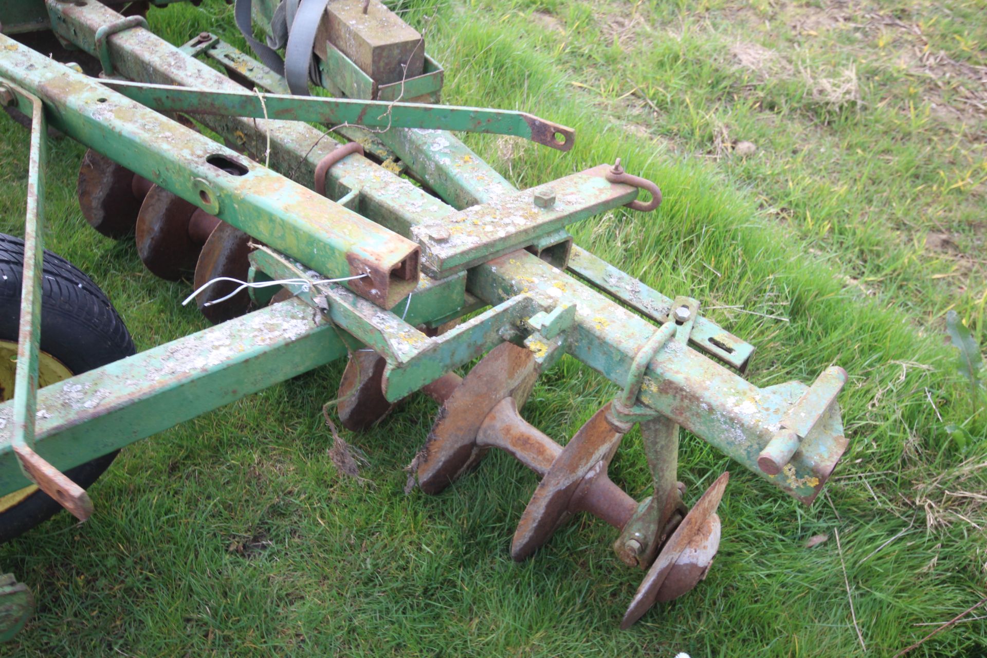 John Deere 3.5m trailed discs. For sale due to retirement. V - Image 7 of 15