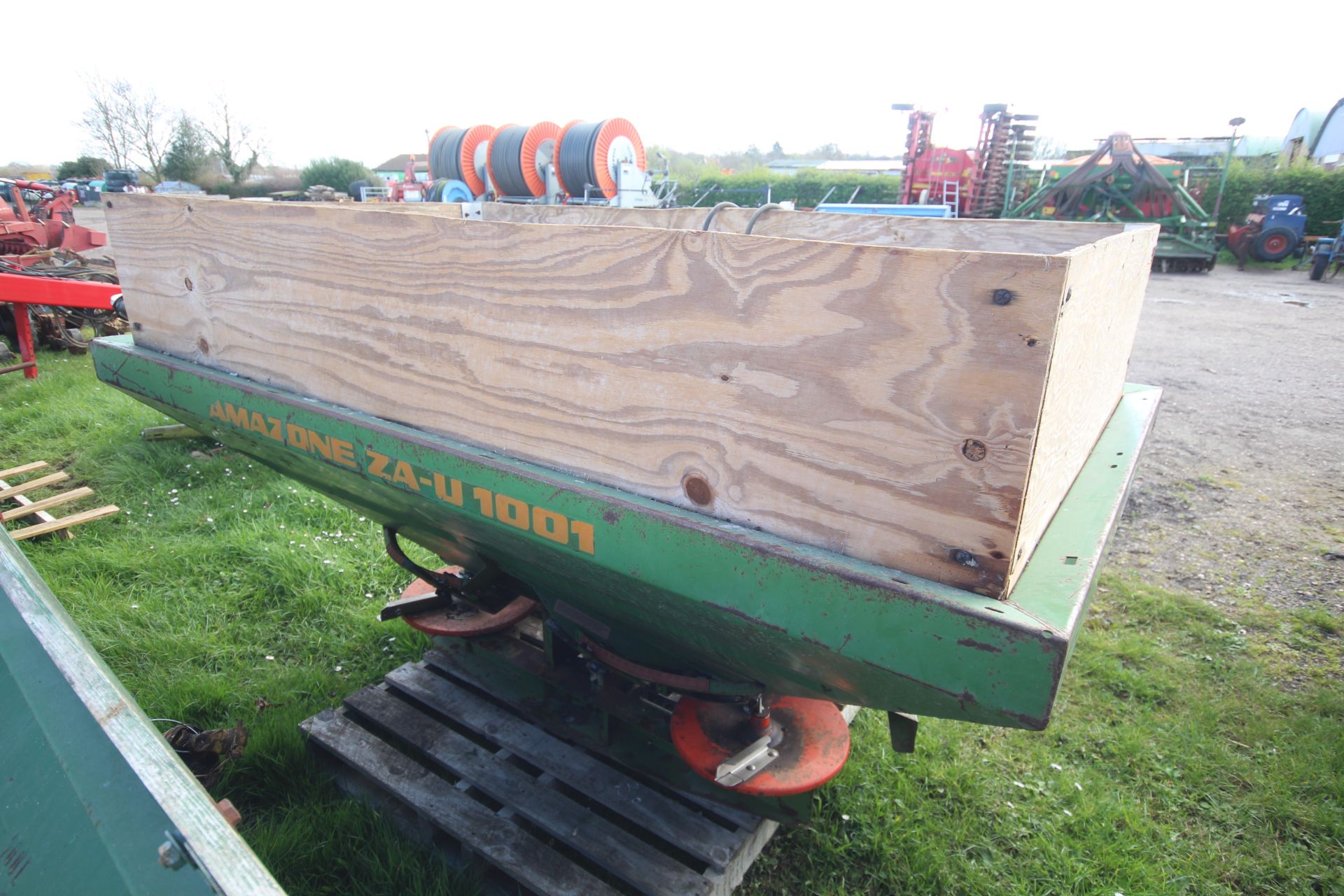 Amazon ZA-U 1001 12m twin disc fertiliser spreader. For sale due to retirement. V - Image 2 of 19