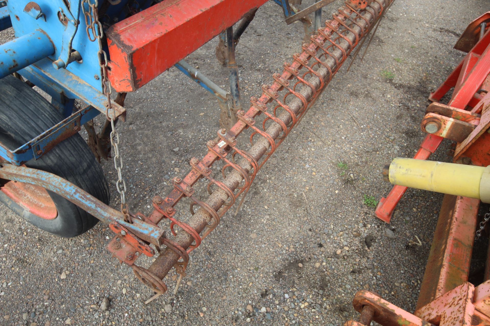 Nordsten 3m spring tine drill. Previously used for maize. Manual held. V - Image 8 of 56