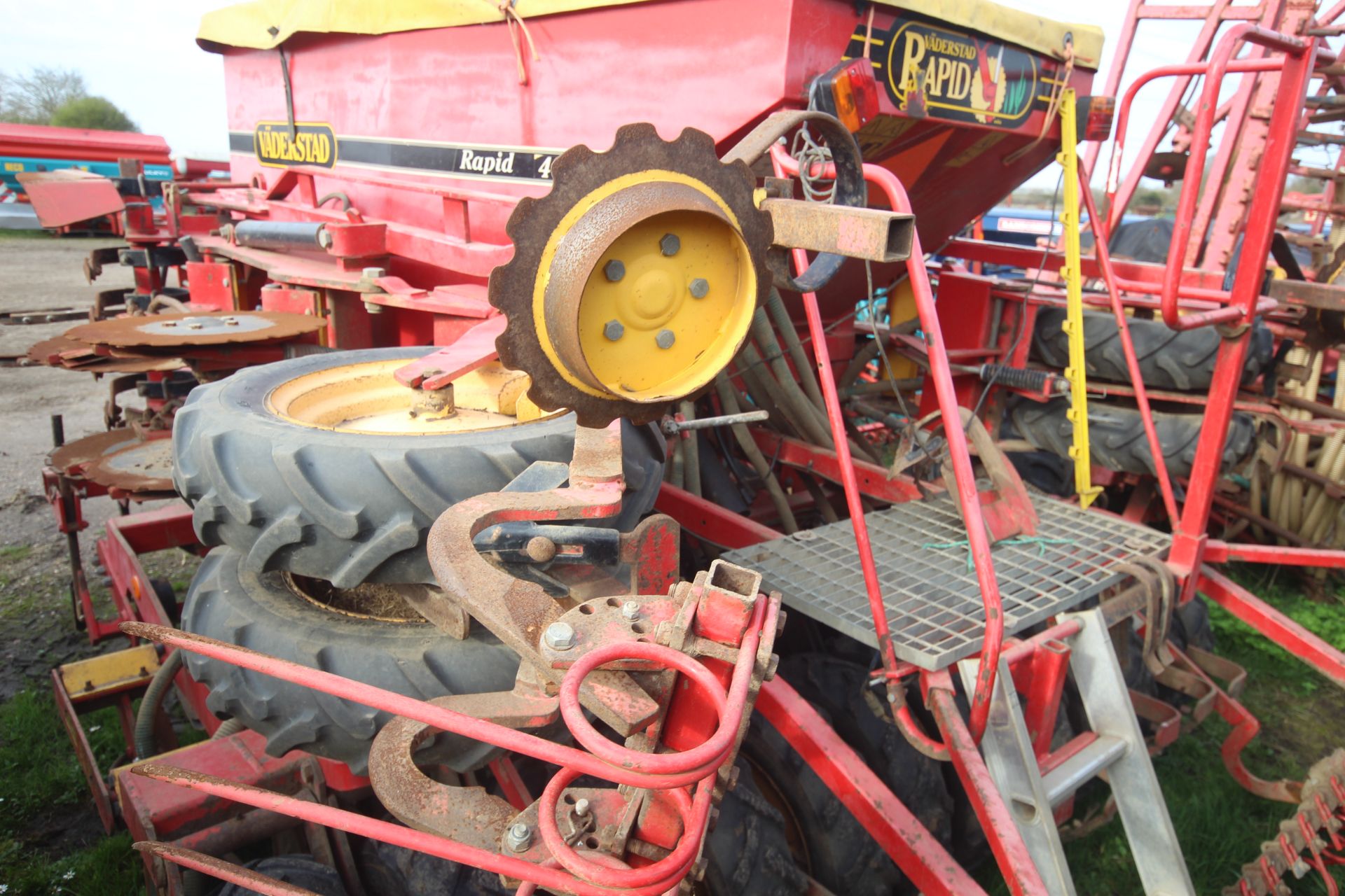 Vaderstad Rapid 400F 4m drill. Comprising rigid tines, two rows of disc coulters, tyre packer, - Image 14 of 38