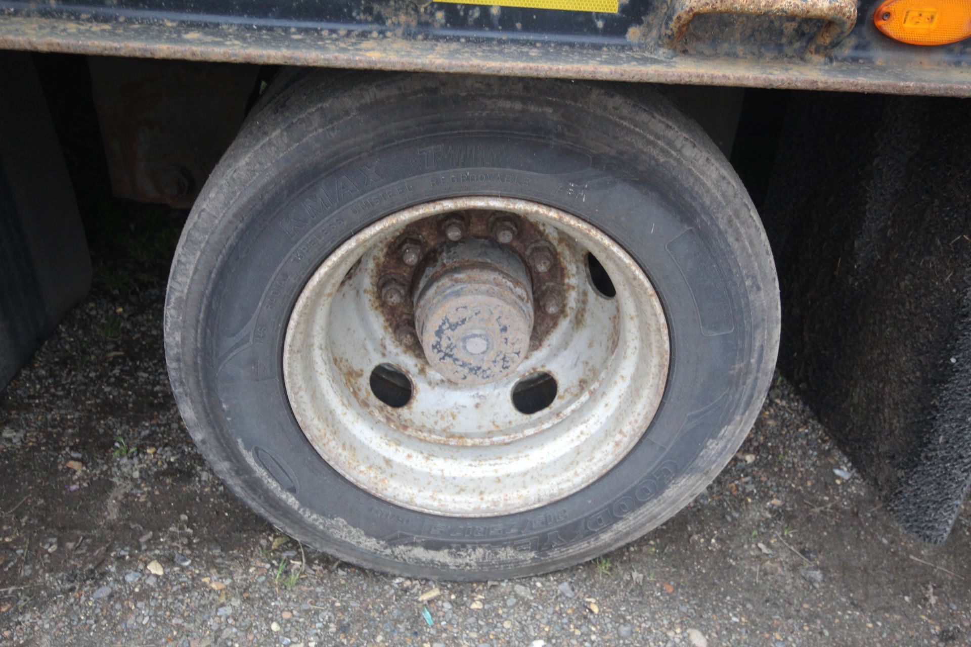 SM Trailers 37.3T 13.7m tri-axle step frame beavertail low loader trailer. Registration C198677. - Image 23 of 56