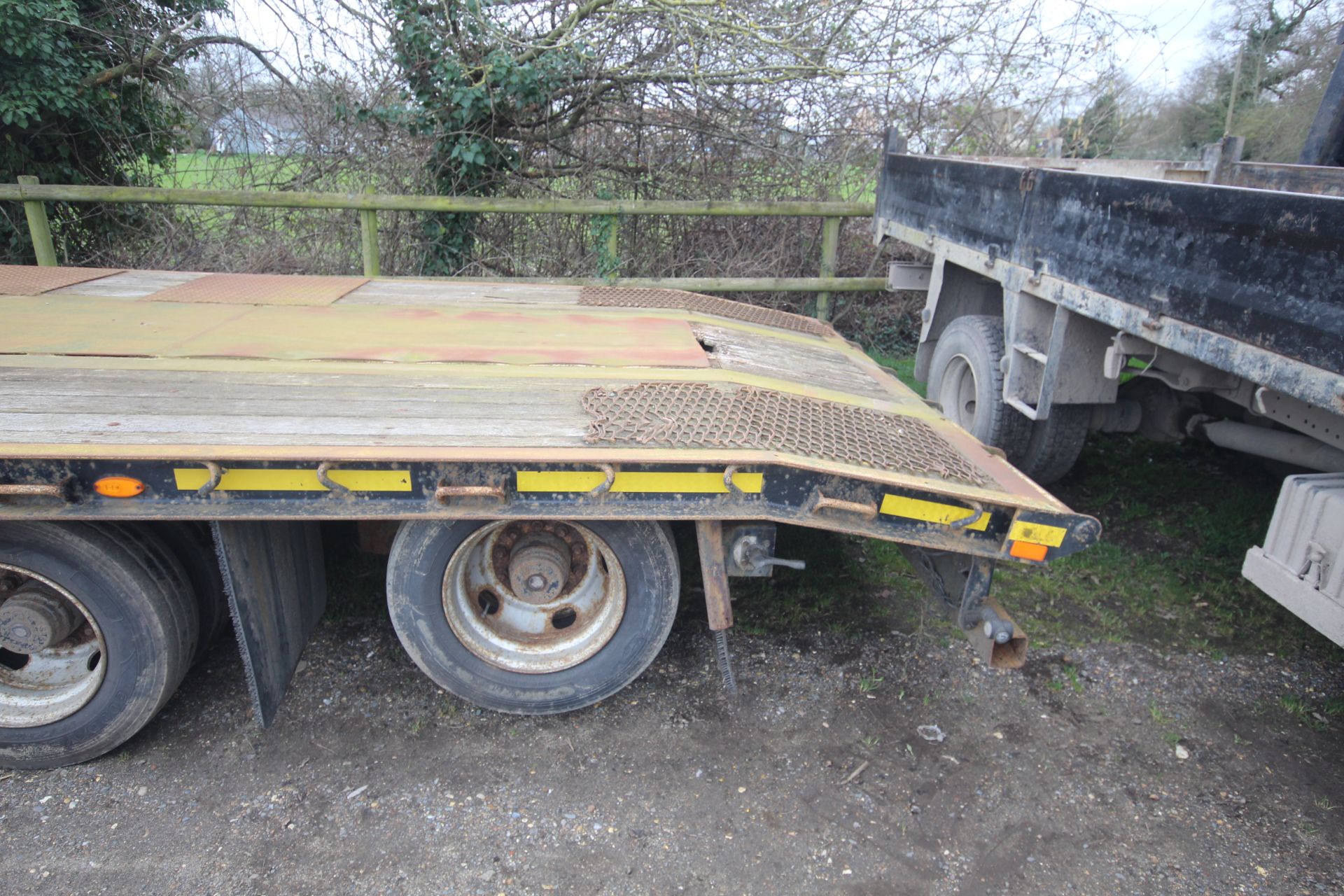 SM Trailers 37.3T 13.7m tri-axle step frame beavertail low loader trailer. Registration C198677. - Image 19 of 56