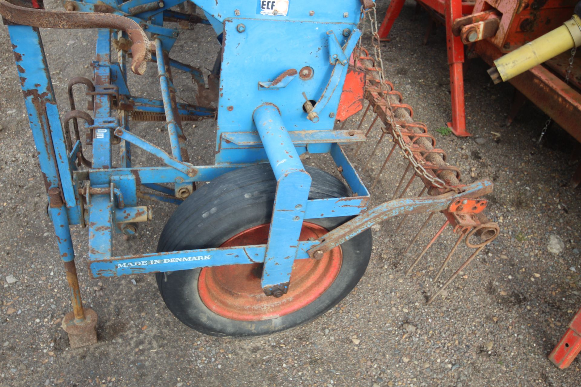 Nordsten 3m spring tine drill. Previously used for maize. Manual held. V - Image 7 of 56