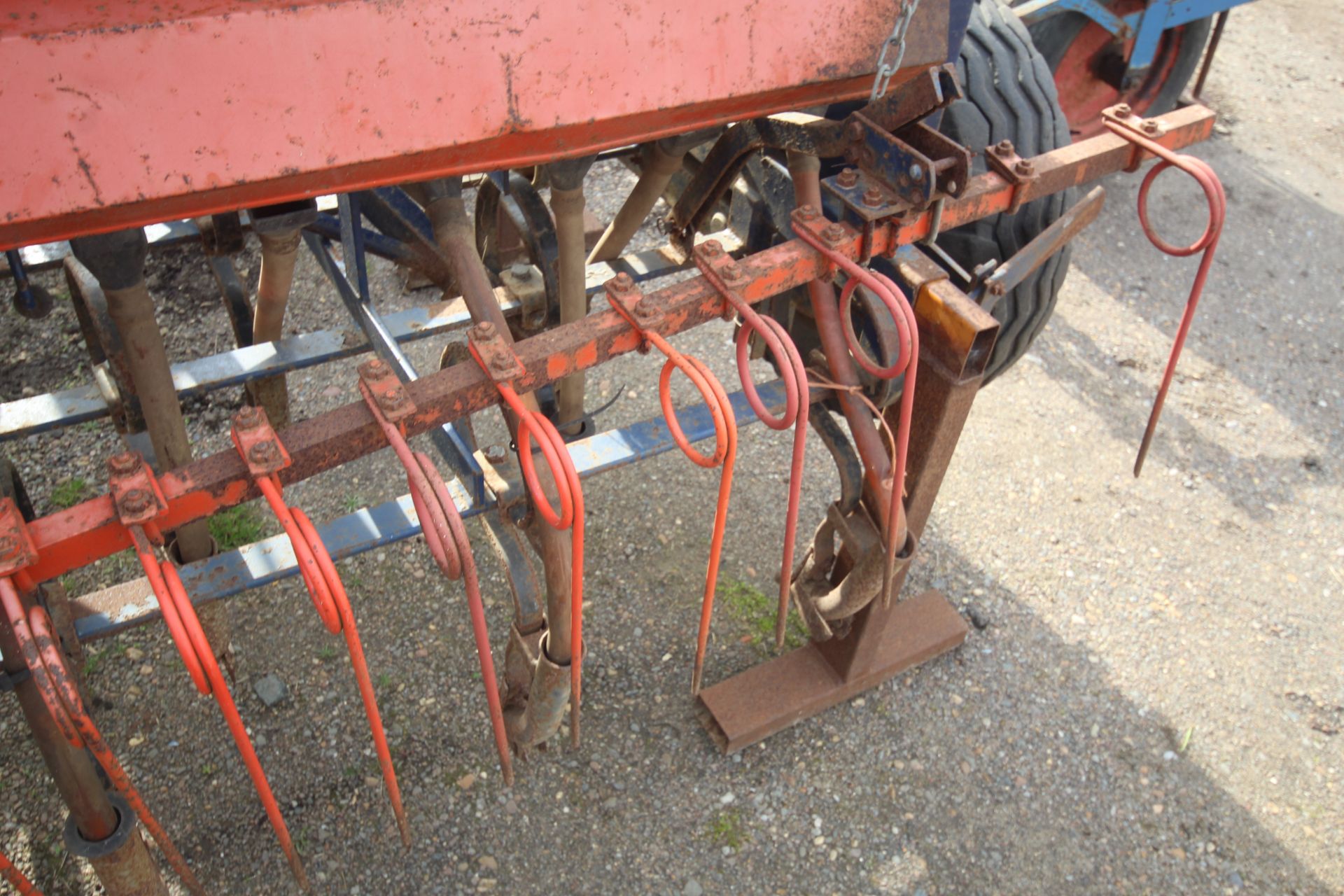 Nordsten 3m spring tine drill. Previously used for maize. Manual held. V - Image 44 of 56