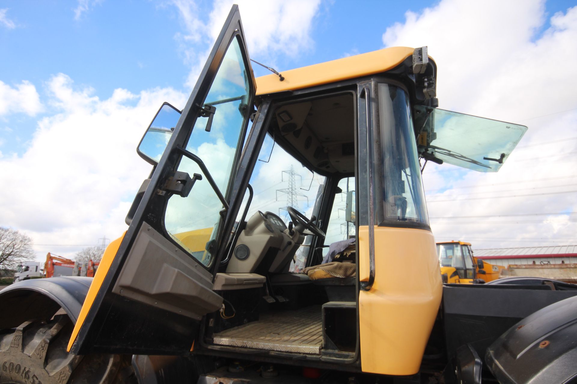 JCB Fastrac 3185 Autoshift 4WD tractor. Registration X642 AHT. Date of first registration 04/09/ - Image 53 of 71