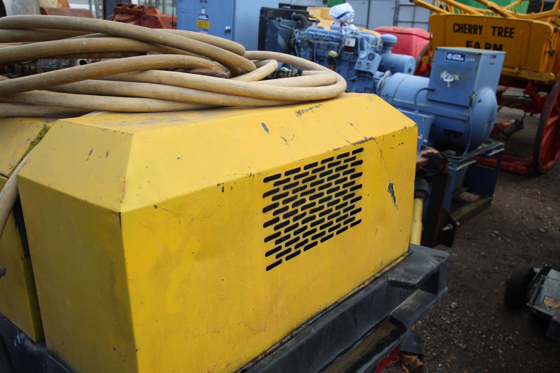 Road tow compressor. With pipes, lance and breaker - Bild 9 aus 28