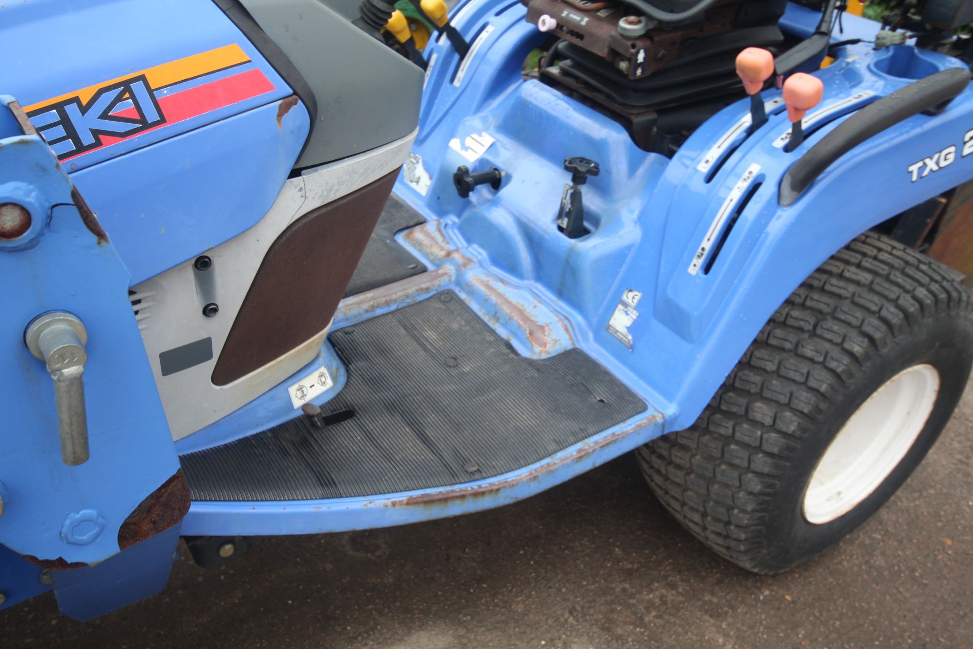 Iseki TGX237 4WD hydrostatic compact tractor. 2010. 605 hours. 26x12.00-12 rear turf wheels and - Bild 11 aus 39