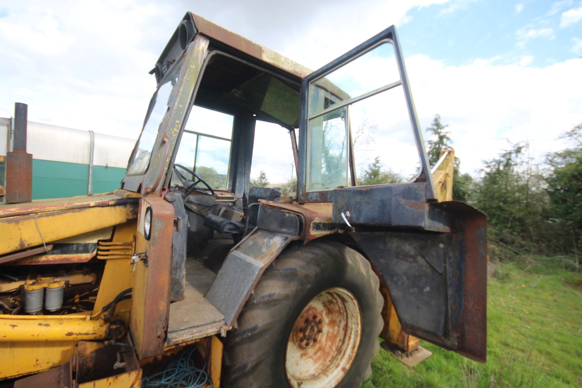 International Harvester 260A 2WD backhoe loader. Registration CWJ 891T (no paperwork). Date of first - Image 91 of 104