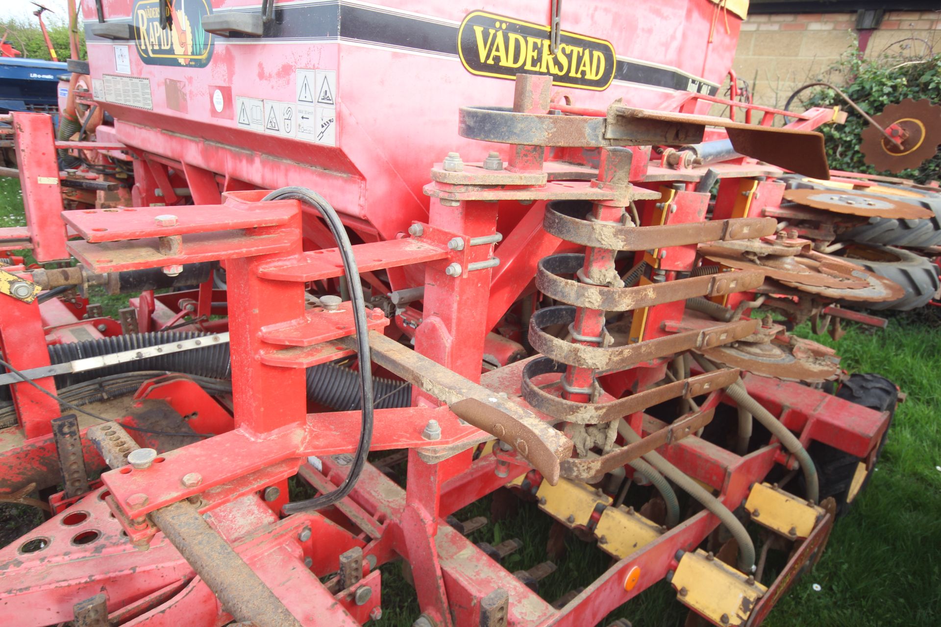 Vaderstad Rapid 400F 4m drill. Comprising rigid tines, two rows of disc coulters, tyre packer, - Image 9 of 38
