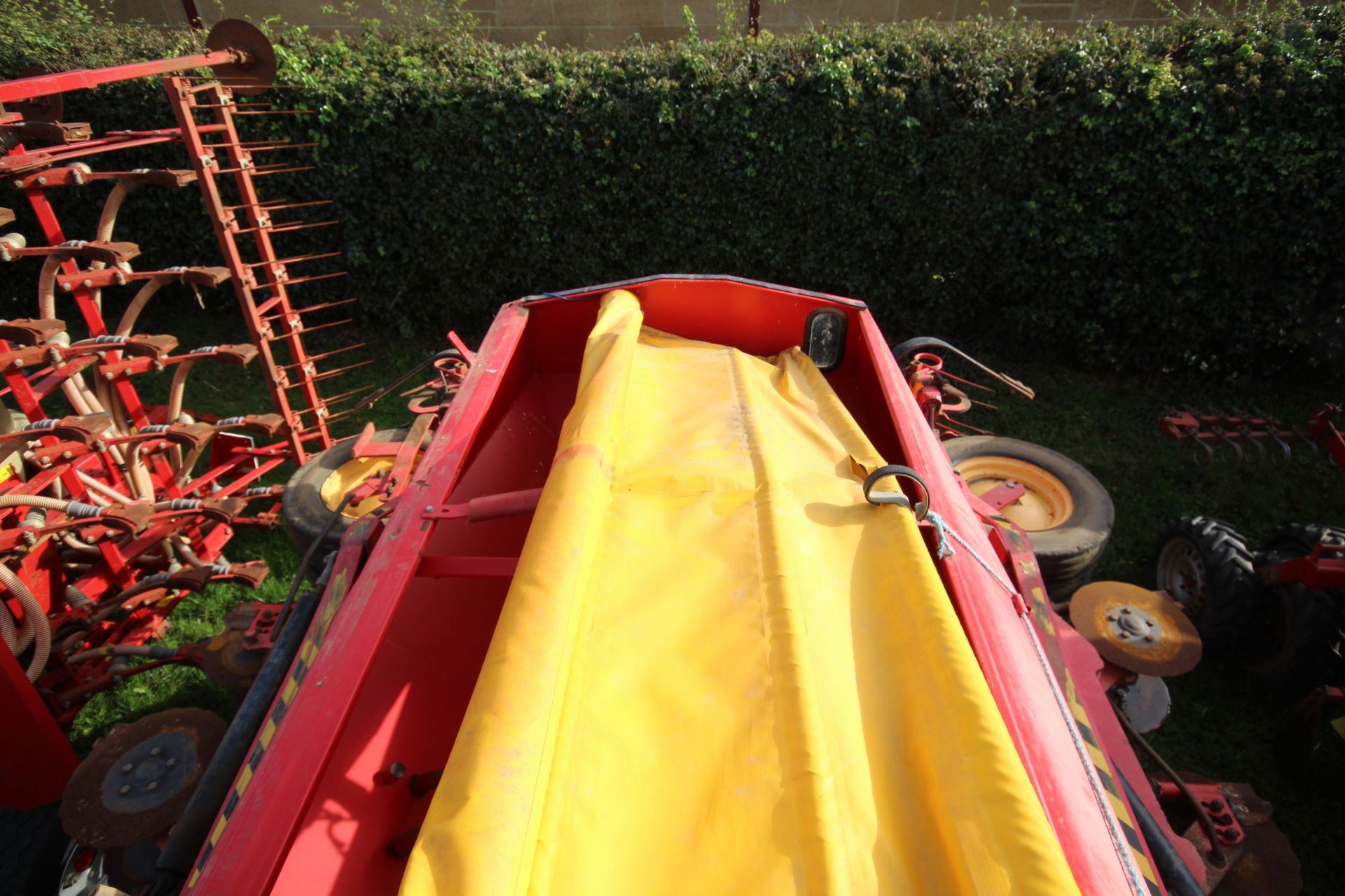 Vaderstad Rapid 400F 4m System Disc drill. With smooth tyre packer, front packer and spares. Control - Image 47 of 56
