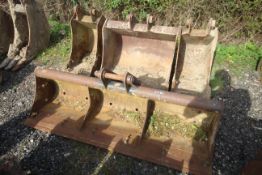 4x excavator buckets. To include 16.5in, 36in, 16.5in and 70in grading. For sale on behalf of the