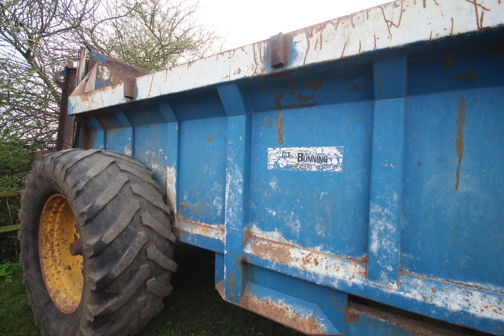 Bunning 12T single axle muck spreader. With twin vertical beaters, slurry door and removable - Image 26 of 31