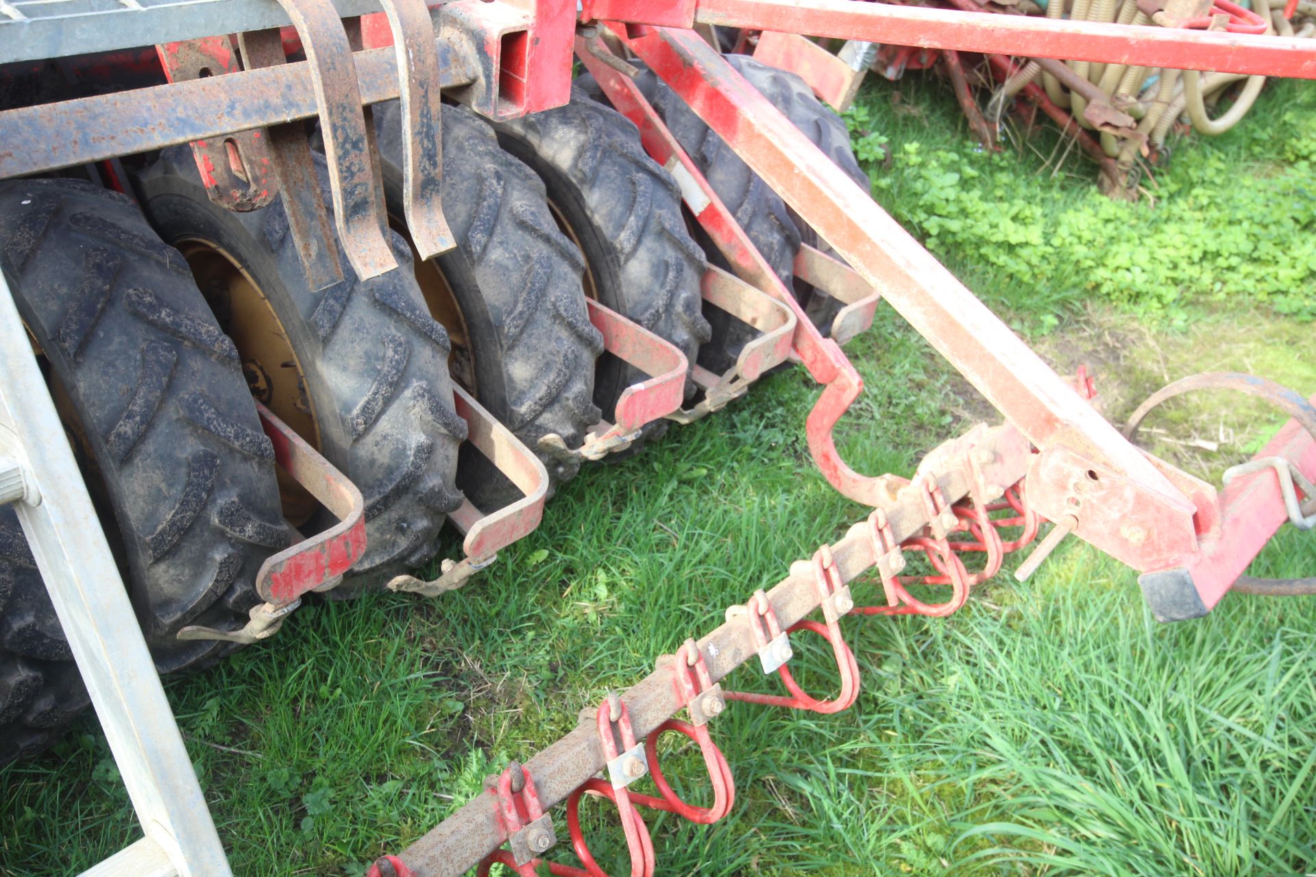 Vaderstad Rapid 400F 4m drill. Comprising rigid tines, two rows of disc coulters, tyre packer, - Image 17 of 38