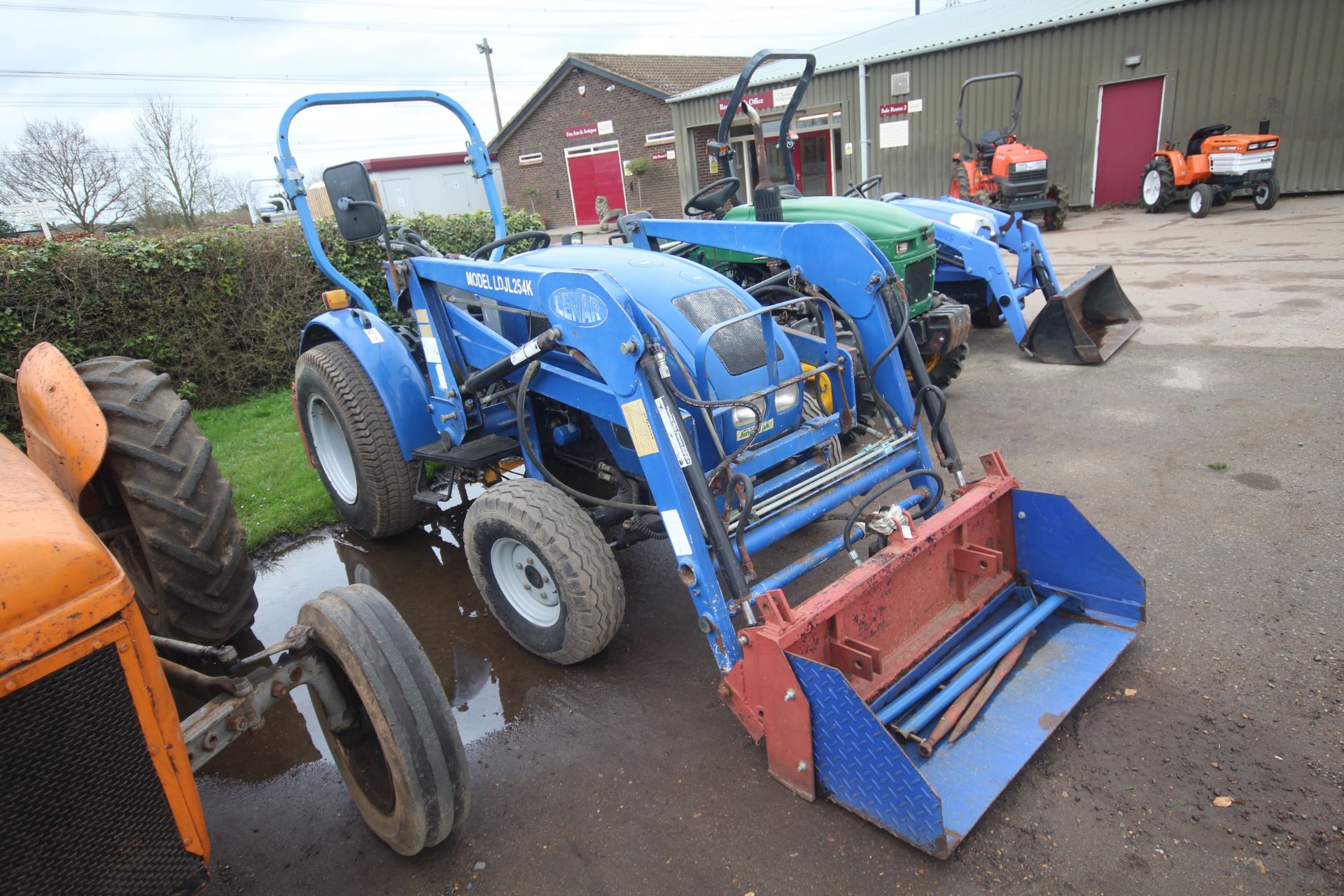 Lenar JL254 II 4WD compact tractor. Turf wheels and tyres. Lenar LDJL245K power loader. With - Bild 2 aus 39