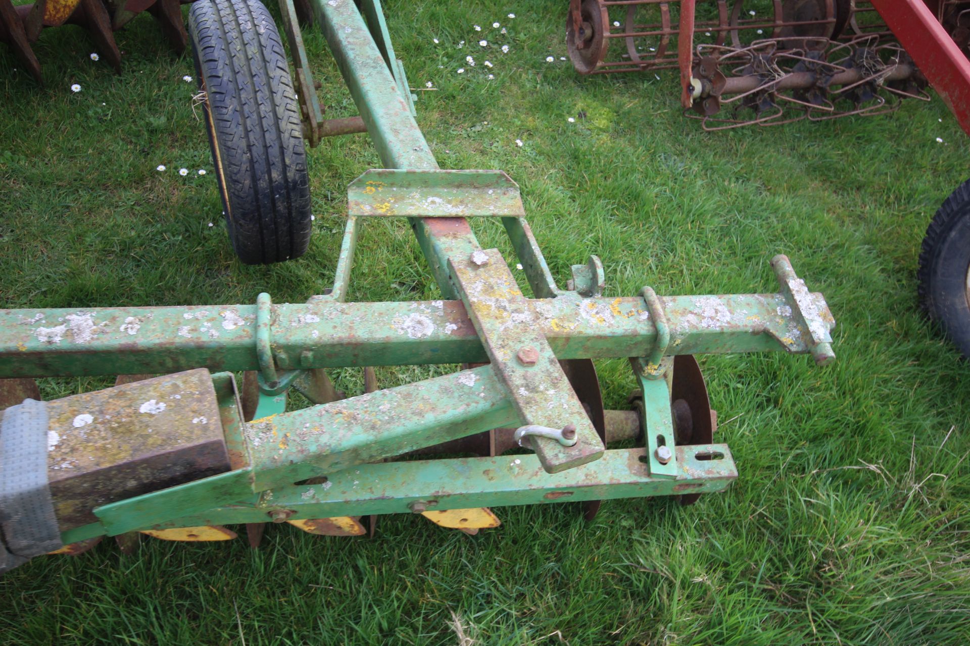 John Deere 3.5m trailed discs. For sale due to retirement. V - Image 10 of 15