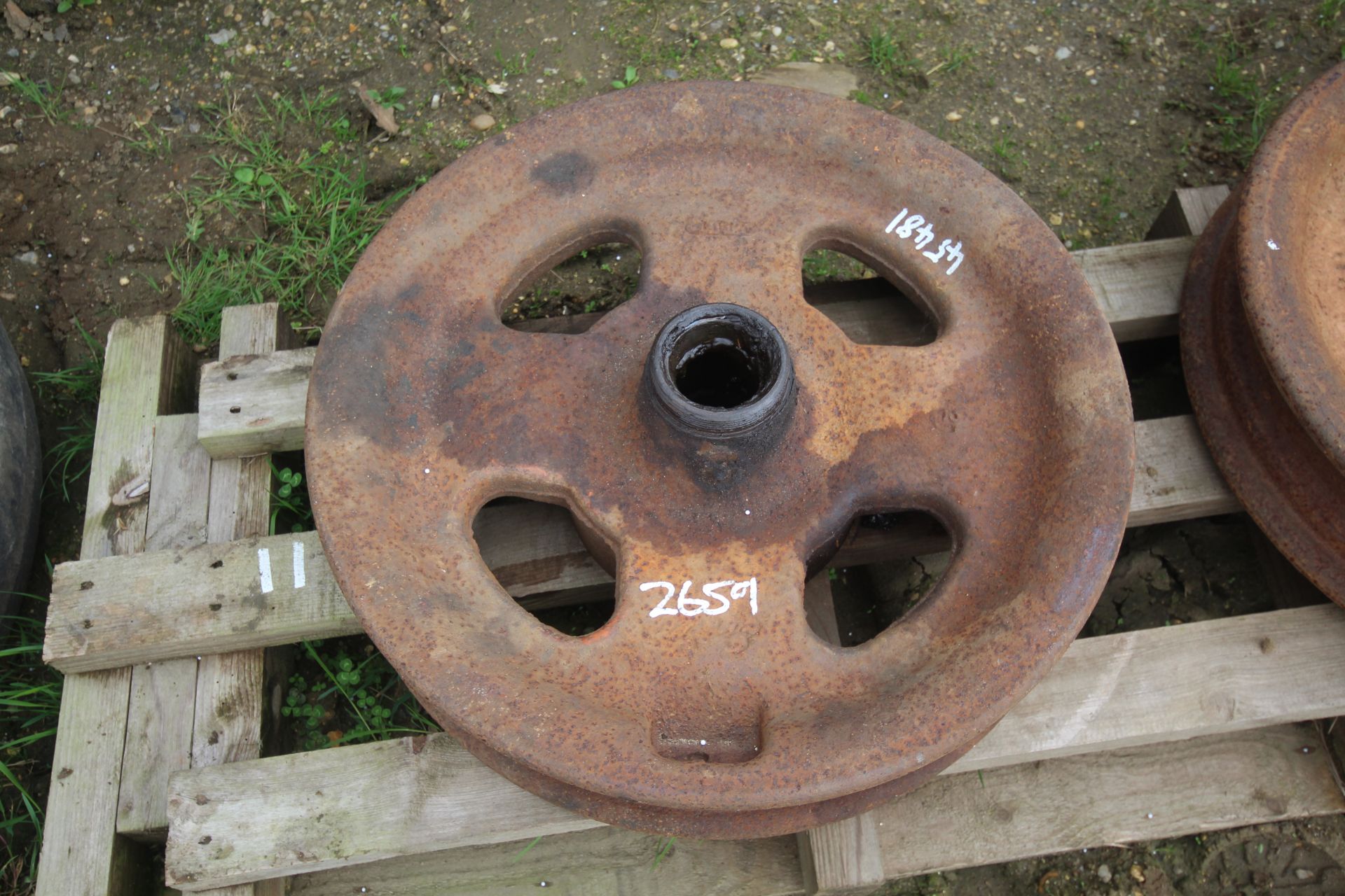 Fordson Major cast iron wheels. (11) - Bild 2 aus 3