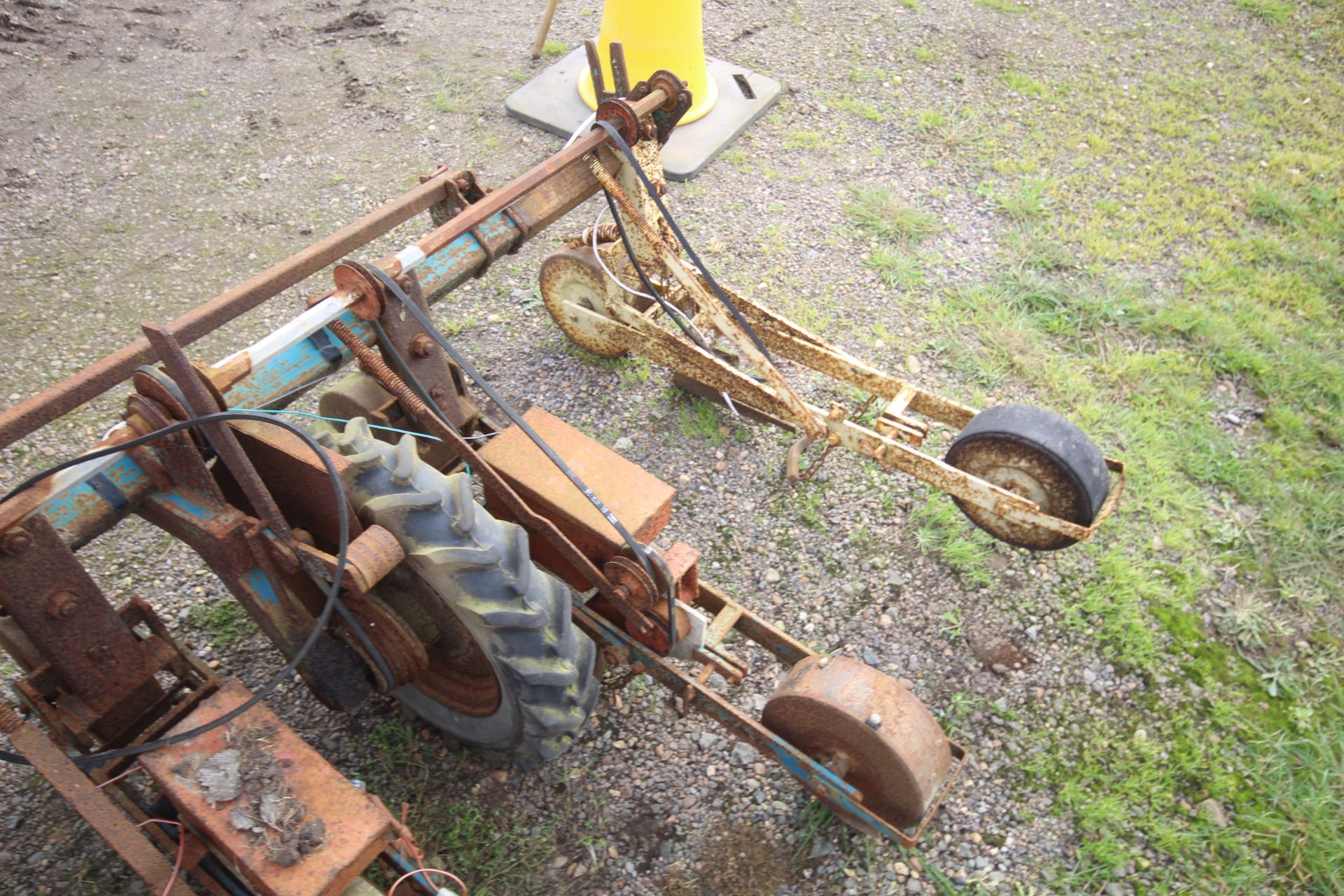 Six row beet drill. For spares/ reapir. V - Bild 9 aus 12