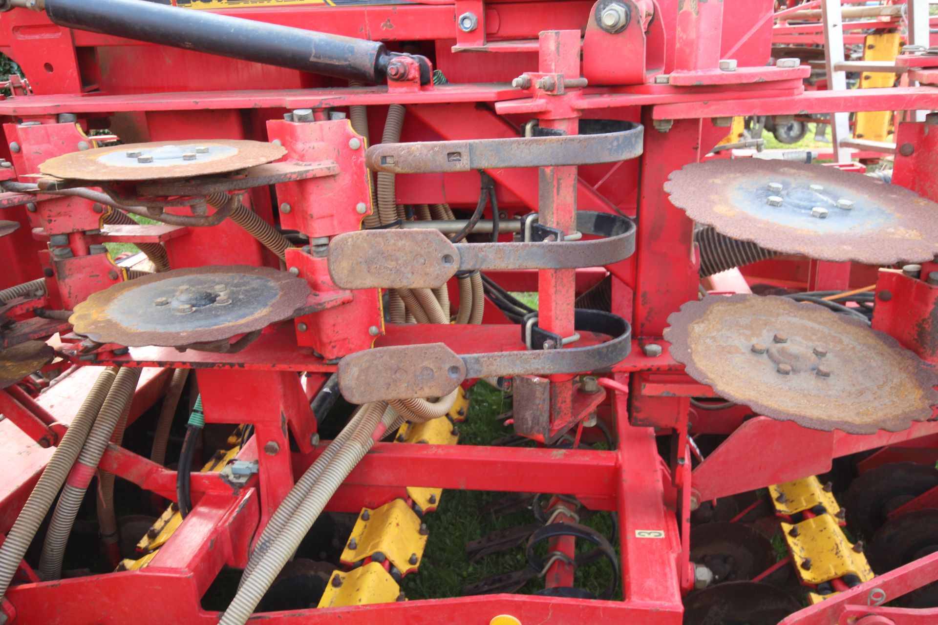 Vaderstad Rapid 400F 4m System Disc drill. With smooth tyre packer, front packer and spares. Control - Image 36 of 56