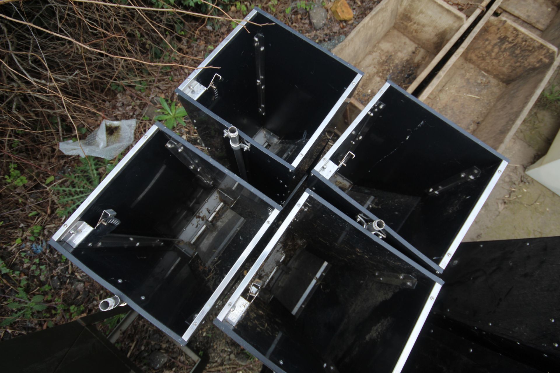 4x plastic 2 space feeders. V - Image 2 of 3