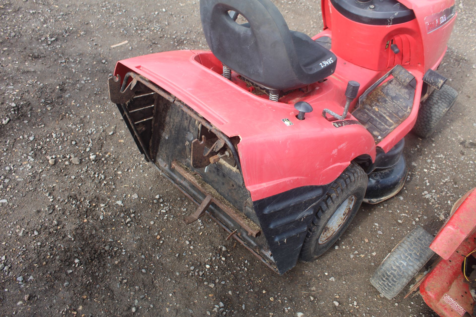 Honda Hydrostatic 2113 ride on mower. For spares or repair. Key held. - Image 12 of 20