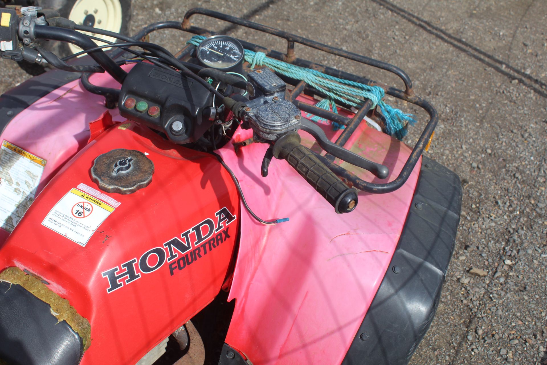 Honda Fourtrax 2WD quad bike. For spares or repair. V - Image 17 of 18