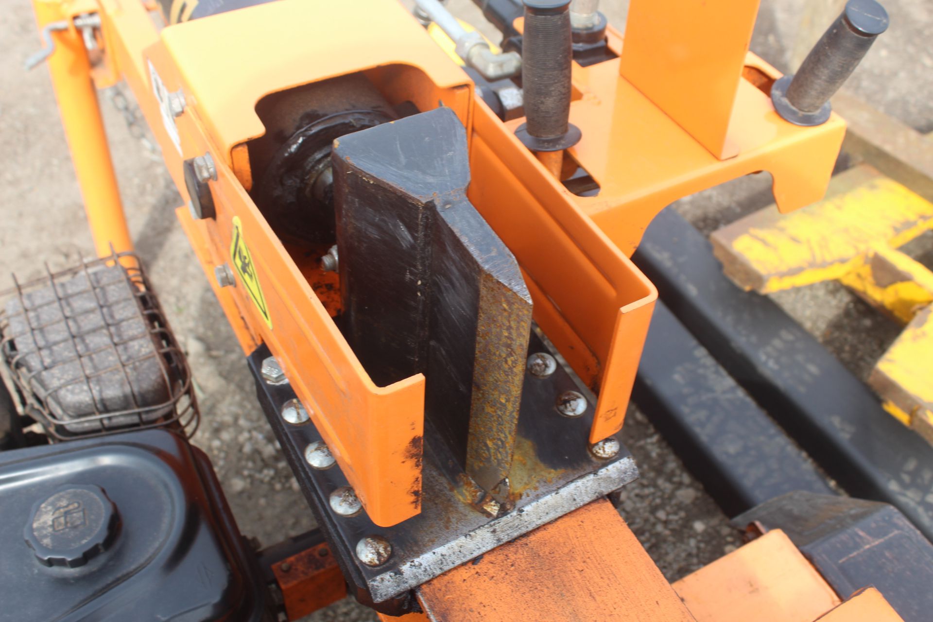 Venom 22T petrol fast tow trailed log splitter. With petrol engine. Manual held - Image 10 of 21