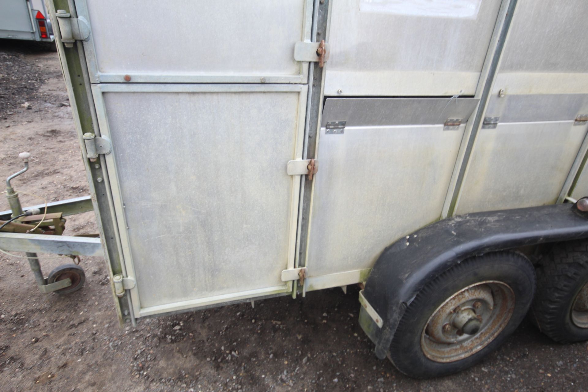 Ifor Williams 10ft twin axle livestock trailer. - Image 8 of 42