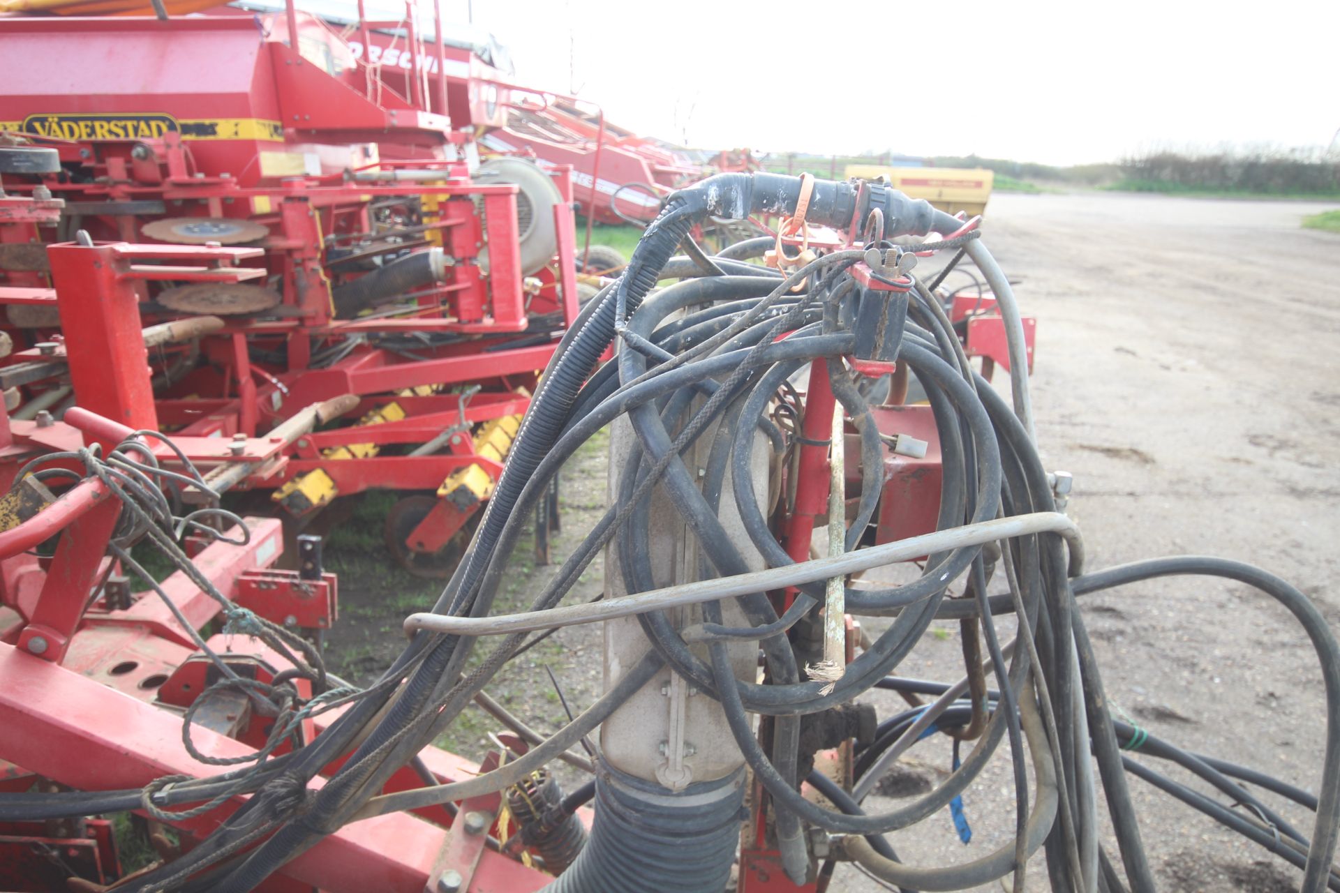 Vaderstad Rapid 400F 4m drill. Comprising rigid tines, two rows of disc coulters, tyre packer, - Image 35 of 38