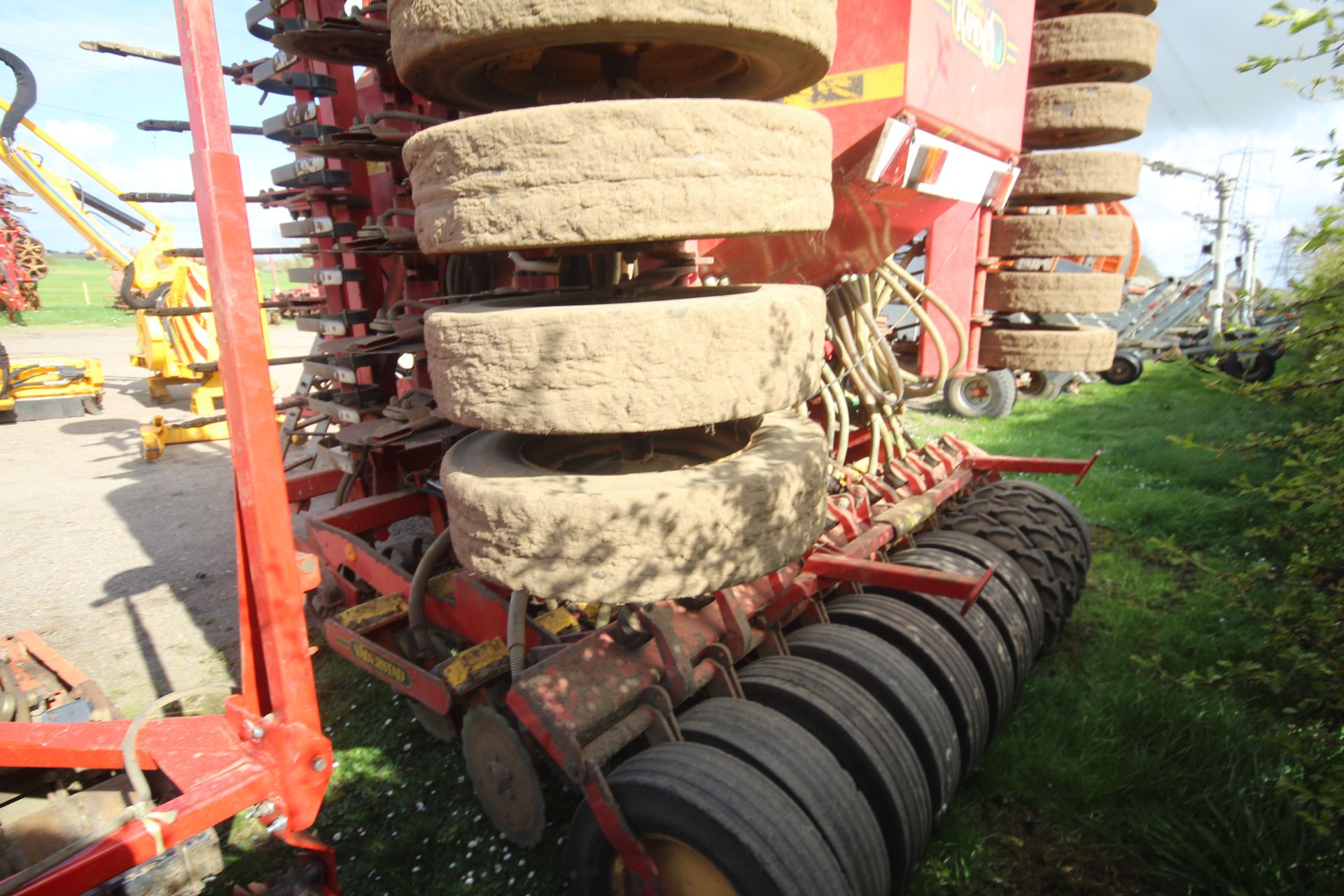 **UPDATED DESCRIPTION** Vaderstad Rapid 800F 8m disc drill. With rigid tines, levelling paddles, two - Image 24 of 60
