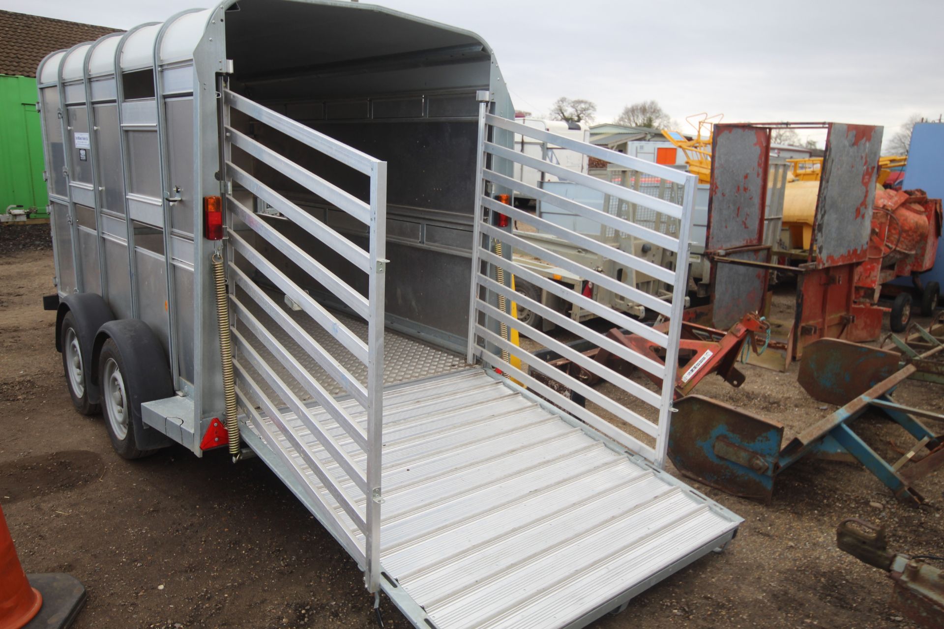 Ifor Williams TA5G 10ft x 6ft twin axle livestock trailer. With dividing gate. Mainly used for hay - Image 33 of 52
