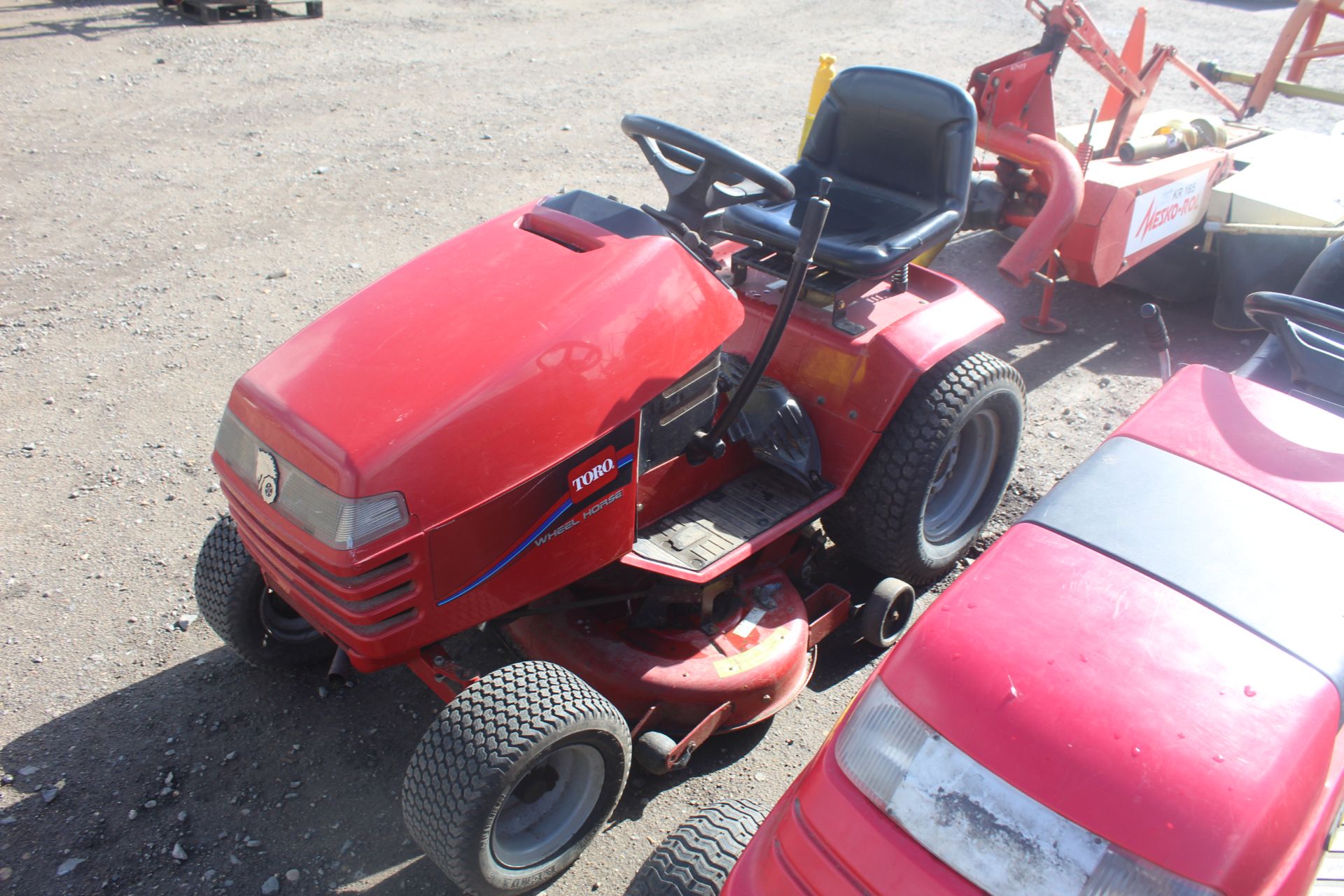 Wheel Horse Toro 38in ride-on mower. Key, Manual held. V - Image 4 of 22