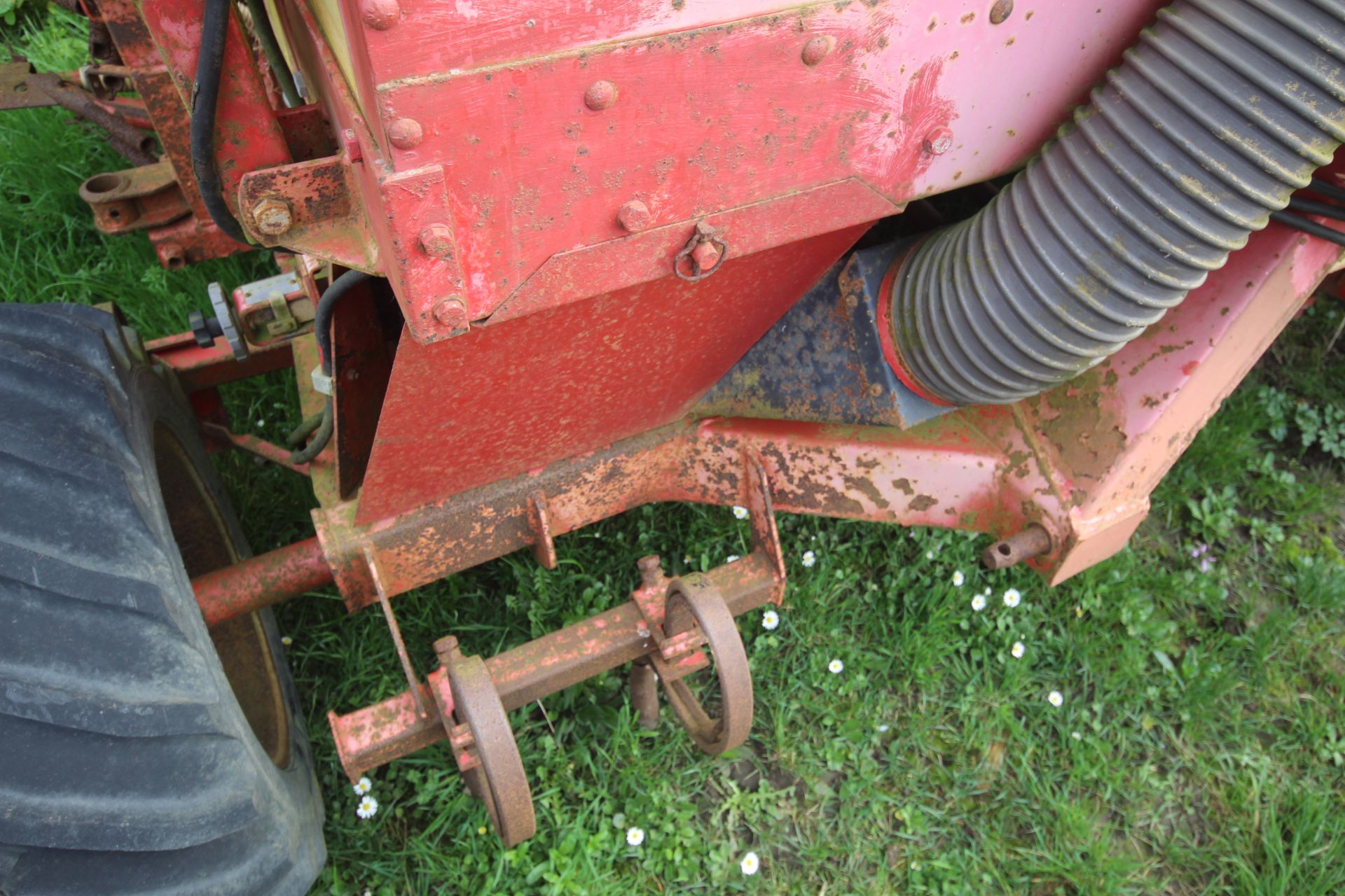 Massey Ferguson/ Vicon LZ510 hydraulic folding Suffolk coulter drill. - Image 24 of 25