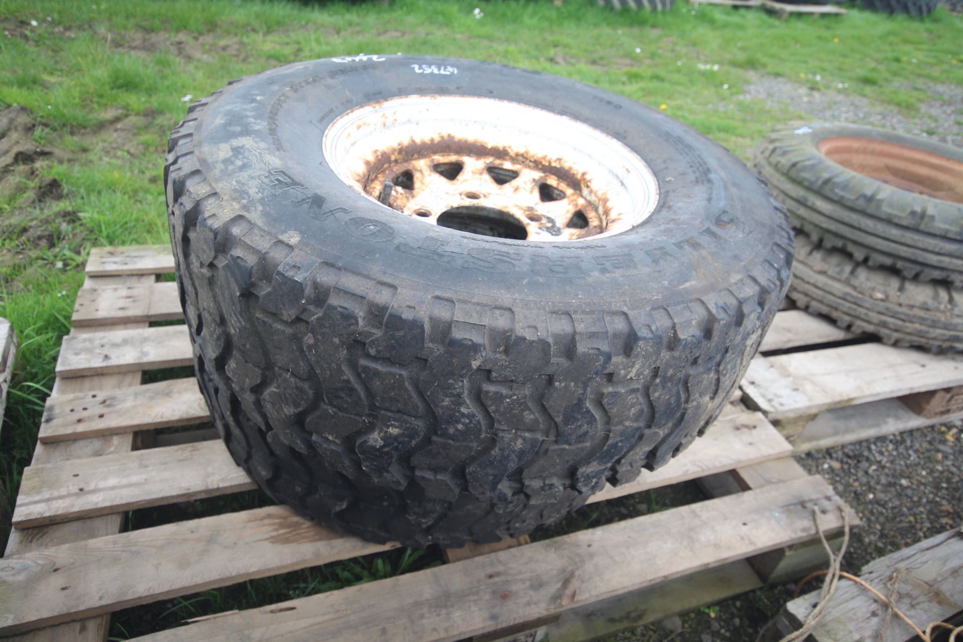 2x 31x10.5R15 4x4 wheels and tyres. V - Image 2 of 4
