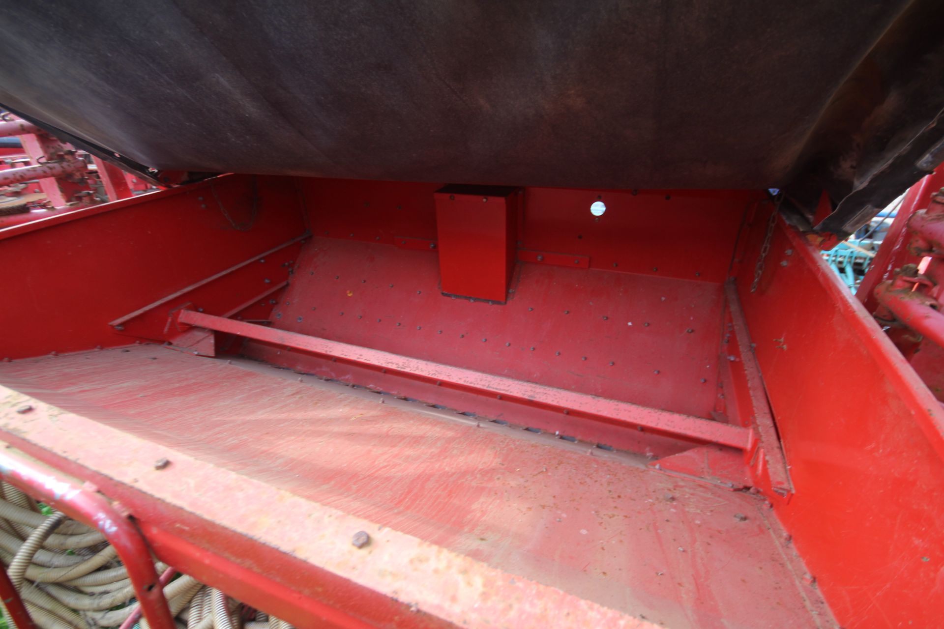 Massey Ferguson/ Vicon LZ510 hydraulic folding Suffolk coulter drill. - Image 21 of 25