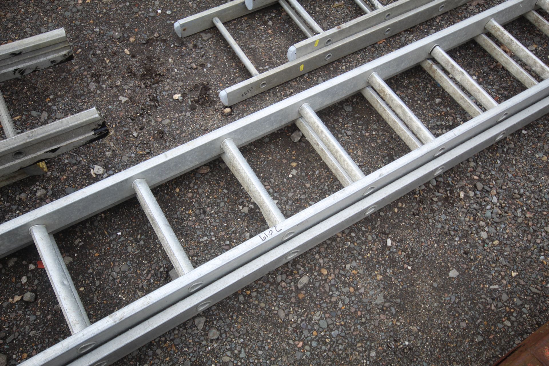 Large aluminium extending ladder. - Bild 4 aus 5