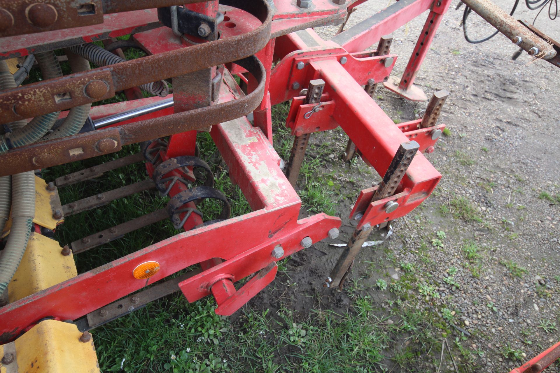 Vaderstad Rapid 400F 4m drill. Comprising rigid tines, two rows of disc coulters, tyre packer, - Image 27 of 38