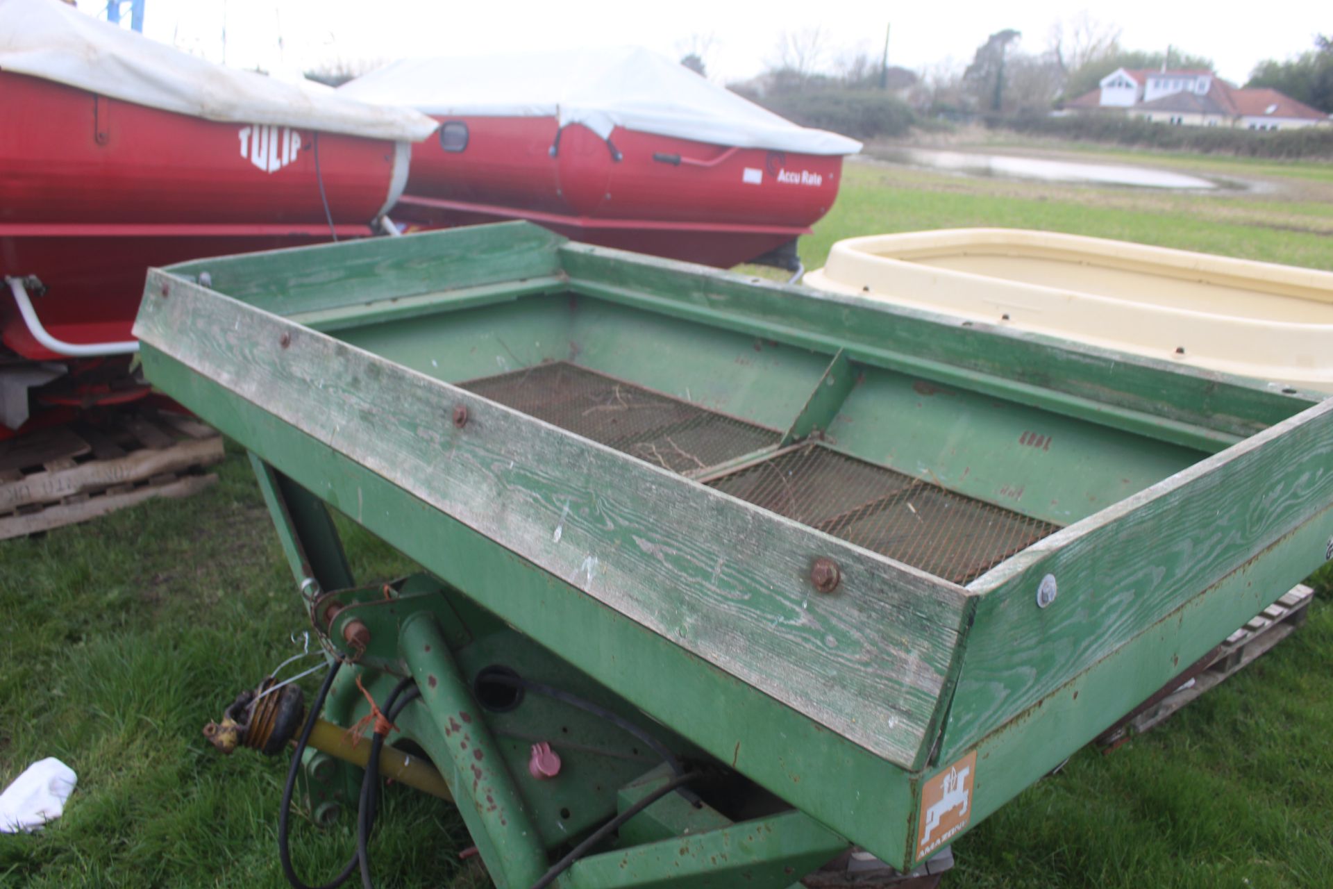 Amazone ZA-U 1001 twin disc fertiliser spreader. For sale due to retirement. V - Image 3 of 14