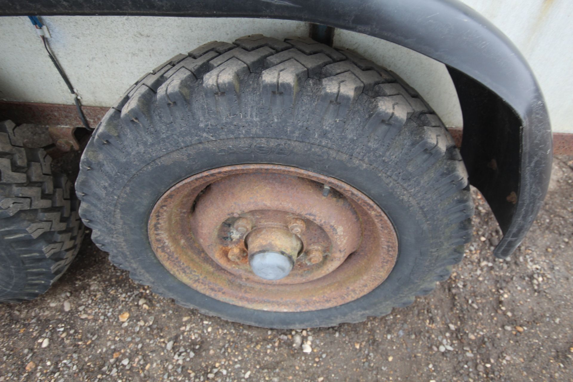 Twin axle livestock trailer. - Image 17 of 38