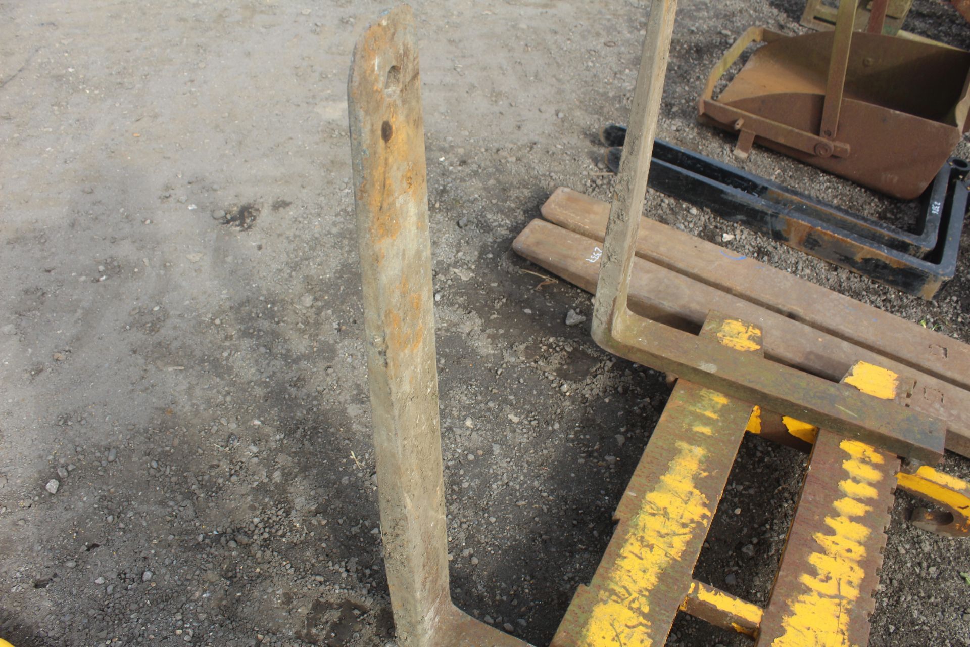 Pallet tines on headstock. JCB Q-Fit brackets. V - Image 6 of 7