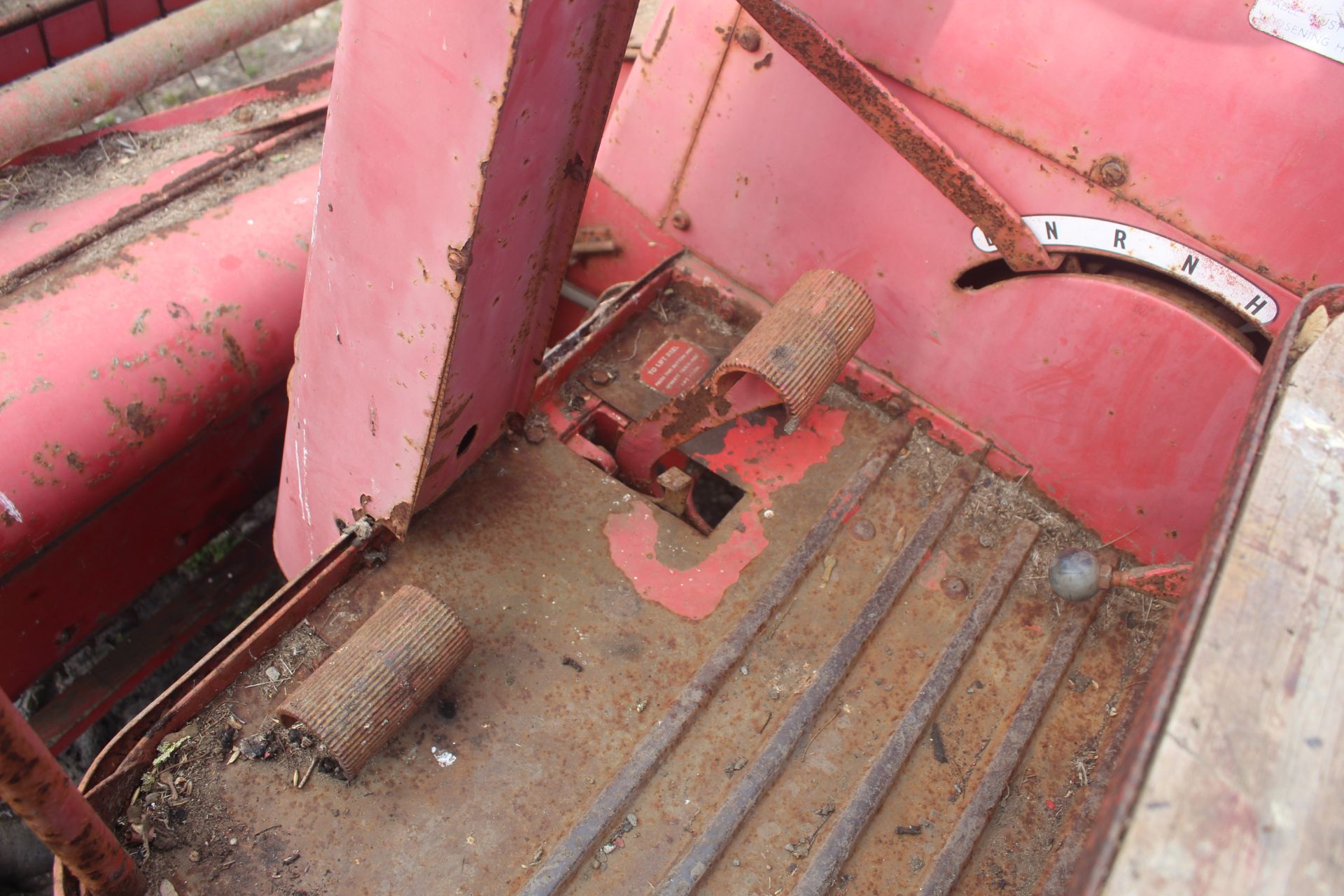 Massey Ferguson 788 8ft cut combine. Registration EBJ 851C (no paperwork). 12.4/11-28 front wheels - Image 25 of 53