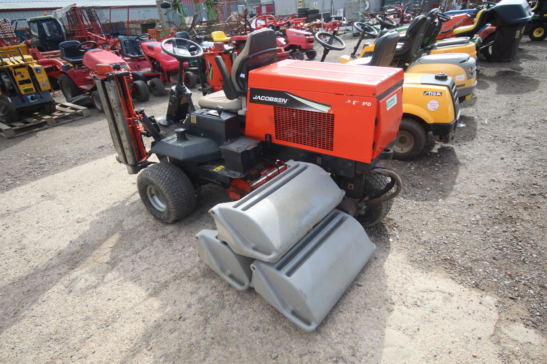 Ransomes Jacobson T-Plex 185 D 3WD triple gang fine-cut ride-on mower. 2,690 hours. With - Image 4 of 24