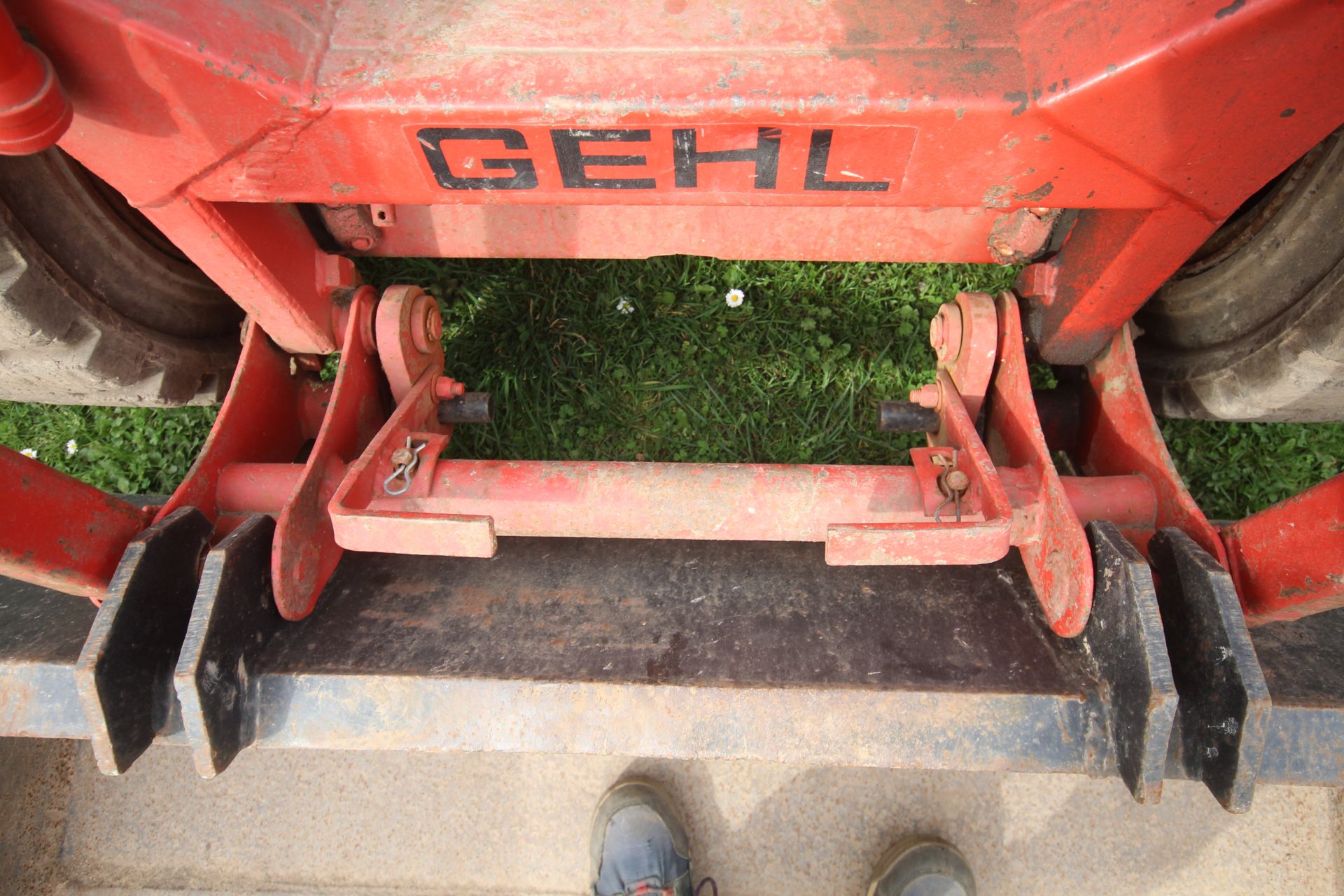 Gehl 3610 skid steer loader. With pallet tines and bucket. Key held. - Image 23 of 35