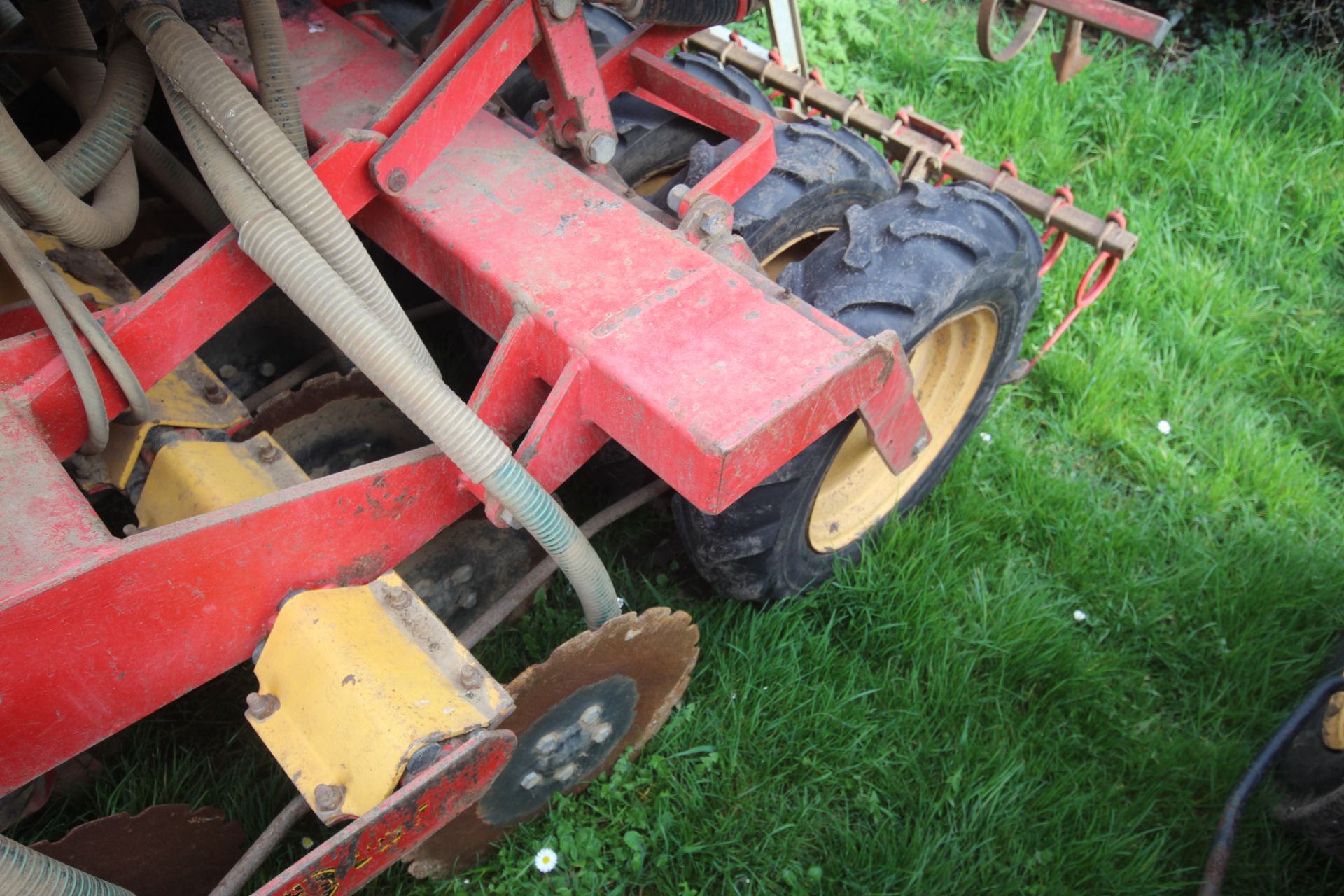 Vaderstad Rapid 400F 4m drill. Comprising rigid tines, two rows of disc coulters, tyre packer, - Image 13 of 38