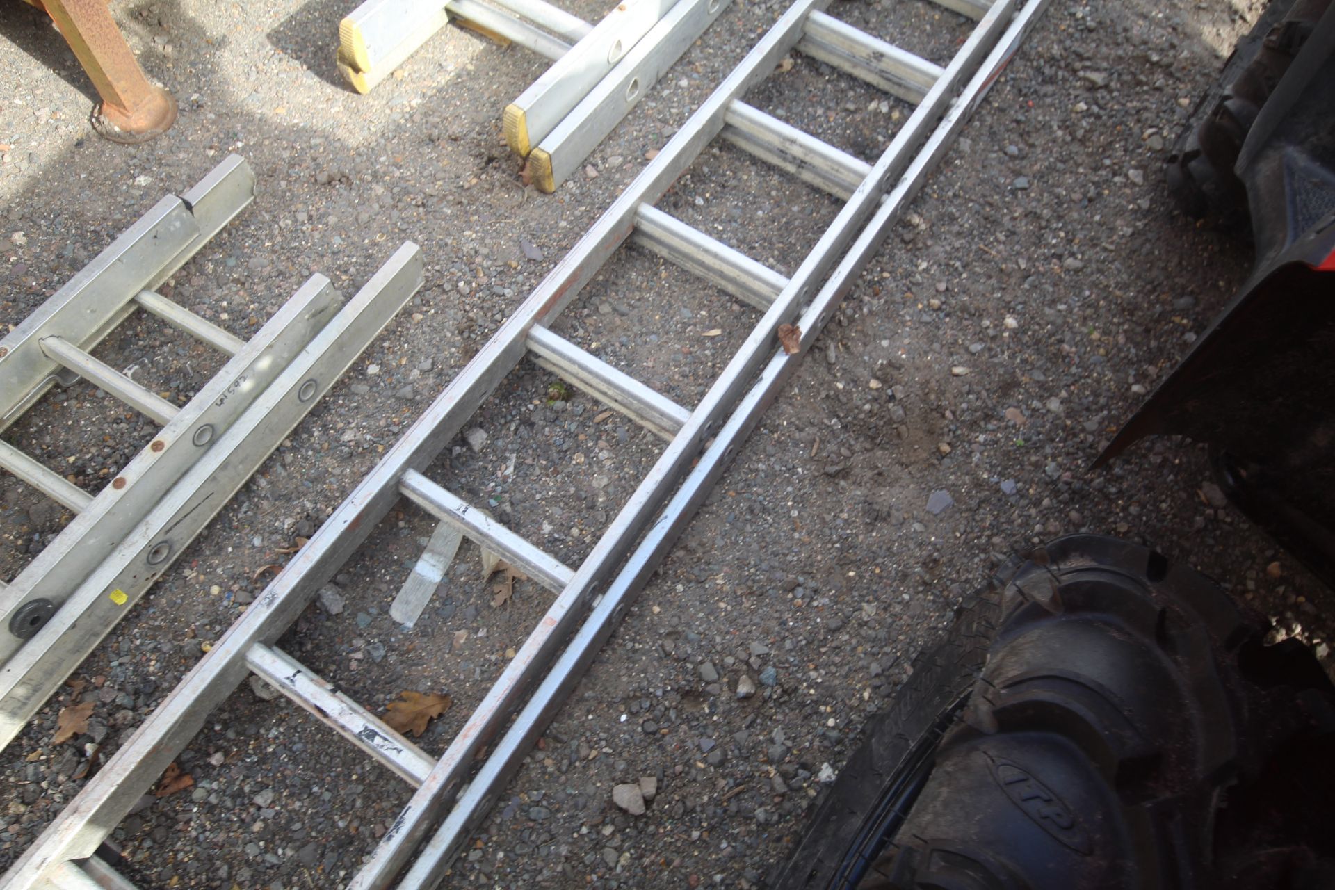 Extending aluminium ladder. - Image 3 of 5